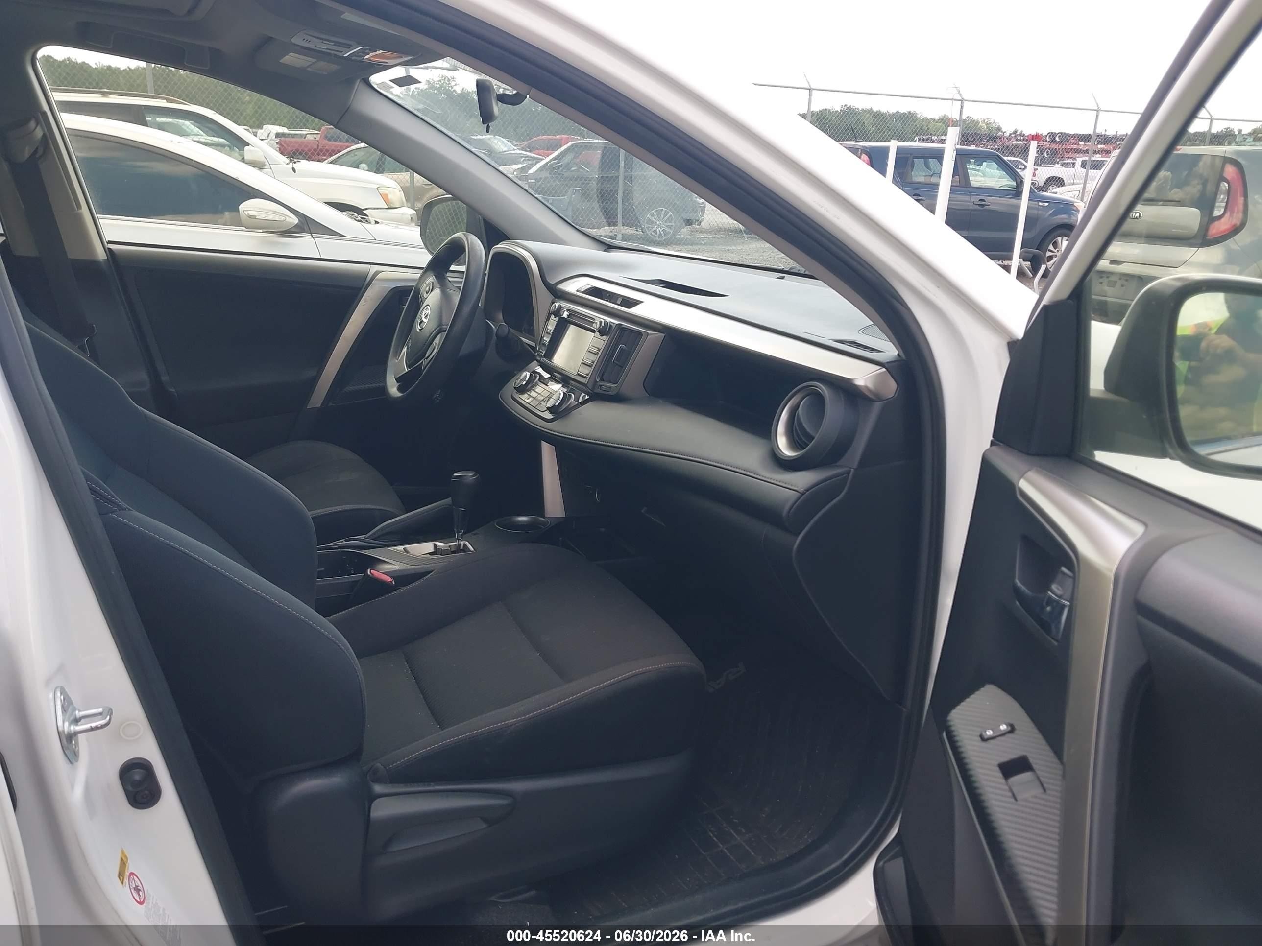 2015 Toyota Rav4 Xle White vin: JTMWFREV4FD066537