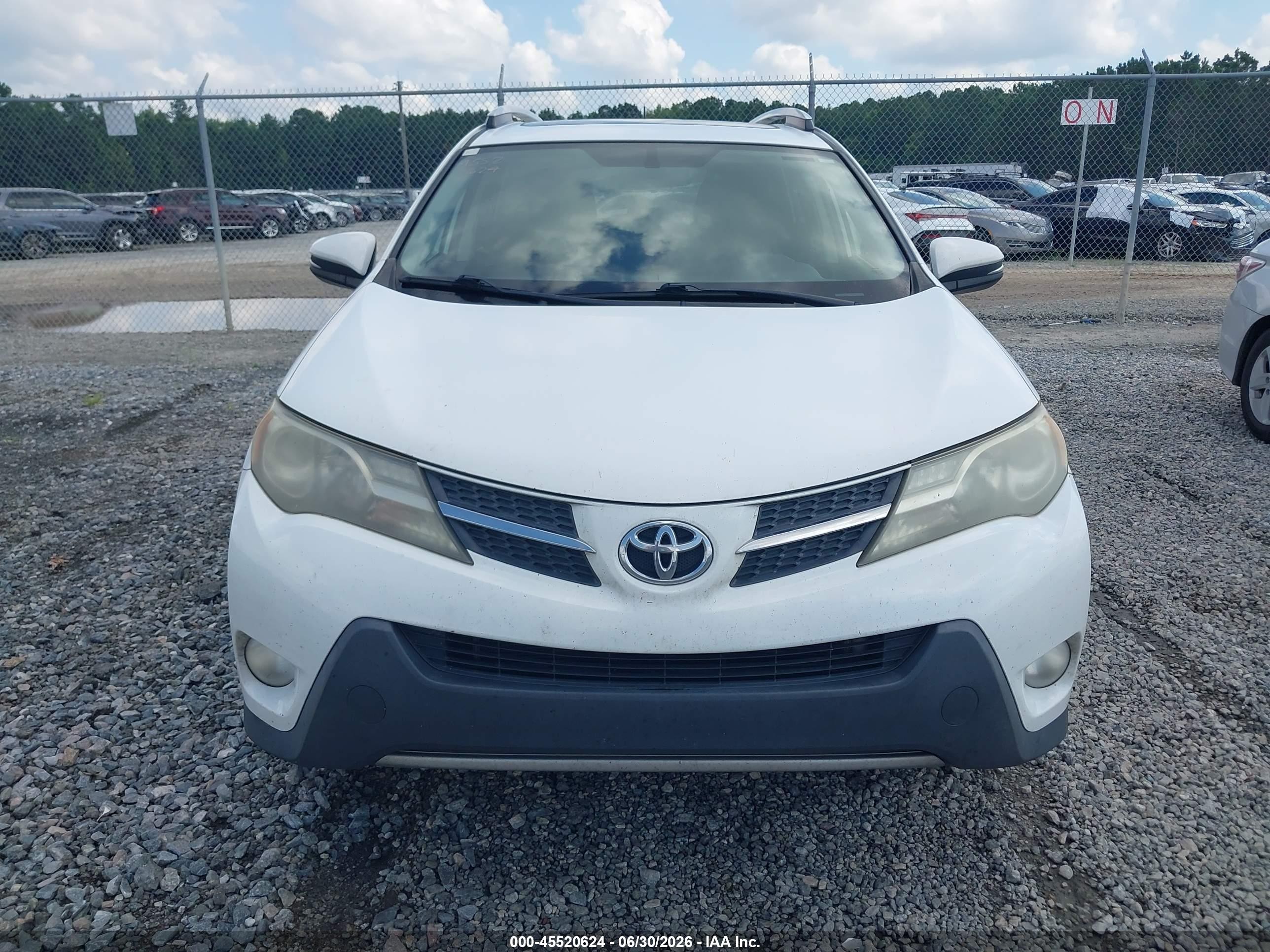 2015 Toyota Rav4 Xle White vin: JTMWFREV4FD066537