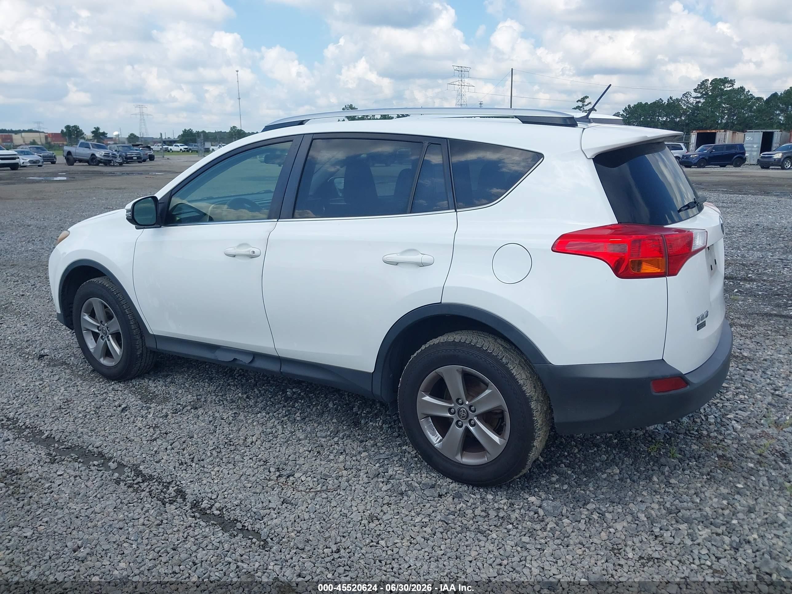 2015 Toyota Rav4 Xle White vin: JTMWFREV4FD066537