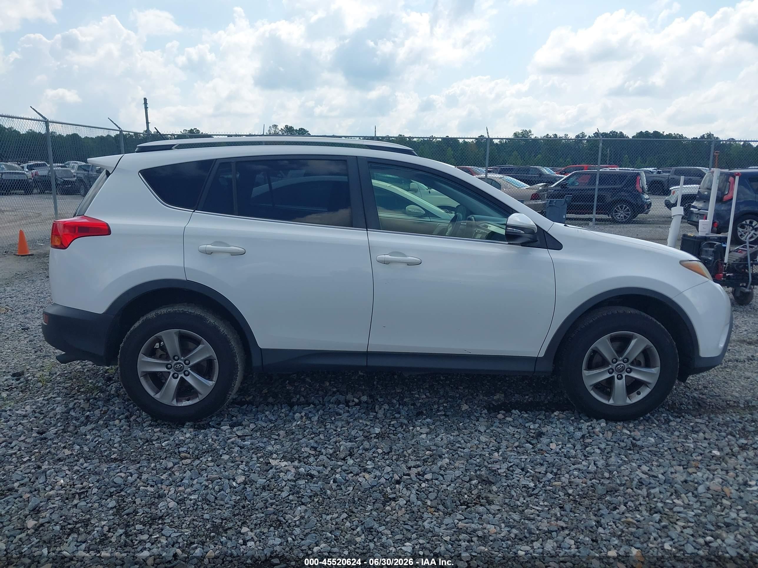 2015 Toyota Rav4 Xle White vin: JTMWFREV4FD066537