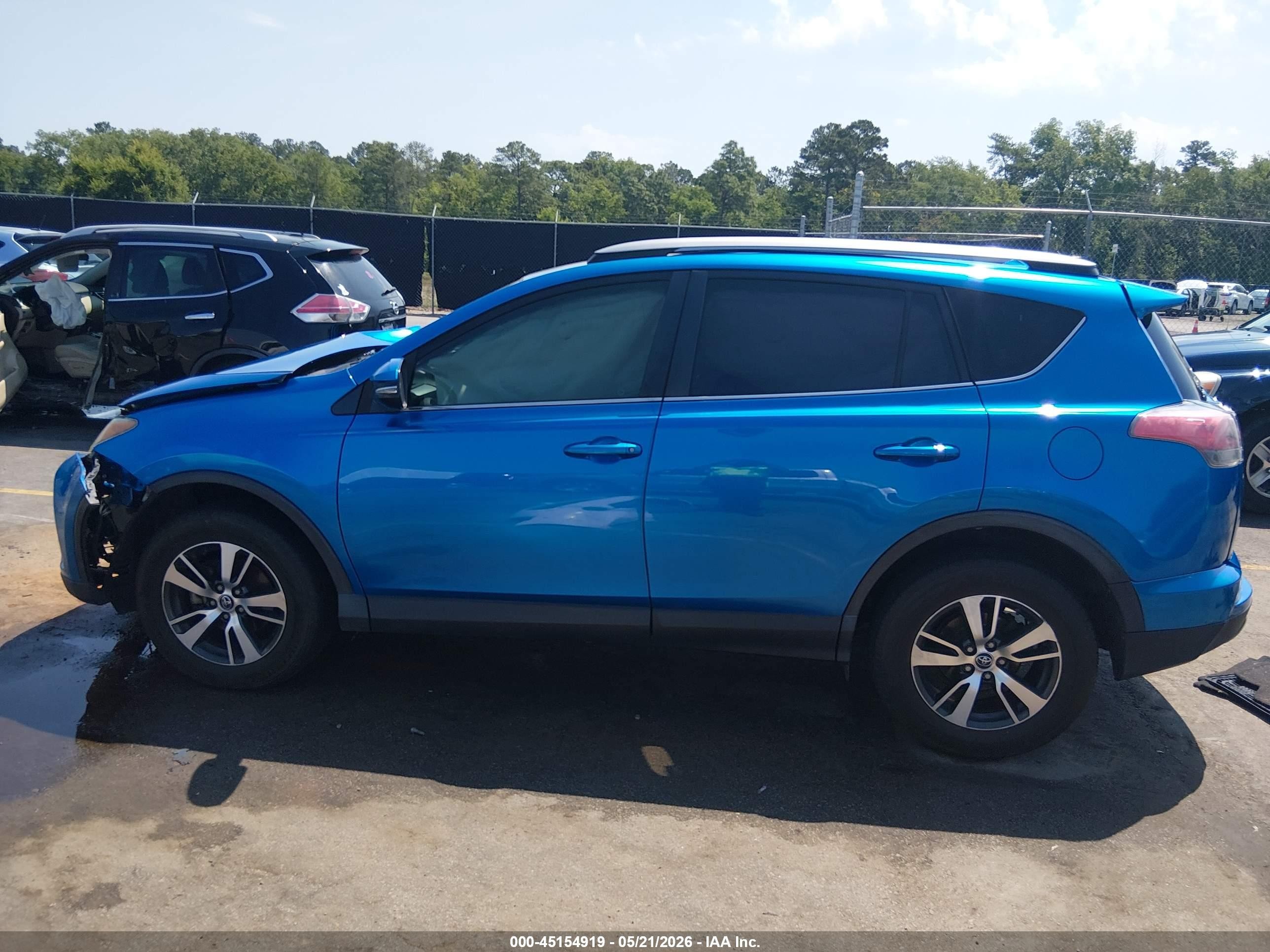 2017 Toyota Rav4 Xle Blue vin: JTMWFREV4HJ705942