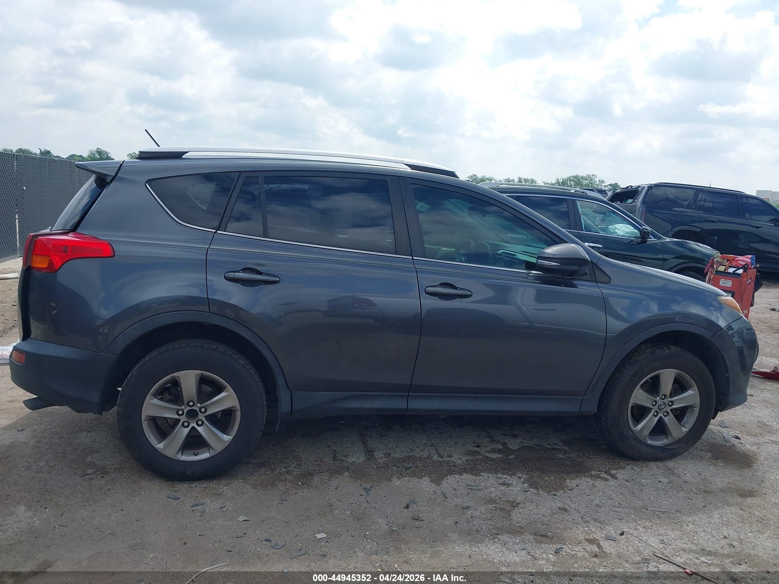 2015 Toyota Rav4 Xle Gray vin: JTMWFREV5FD053053