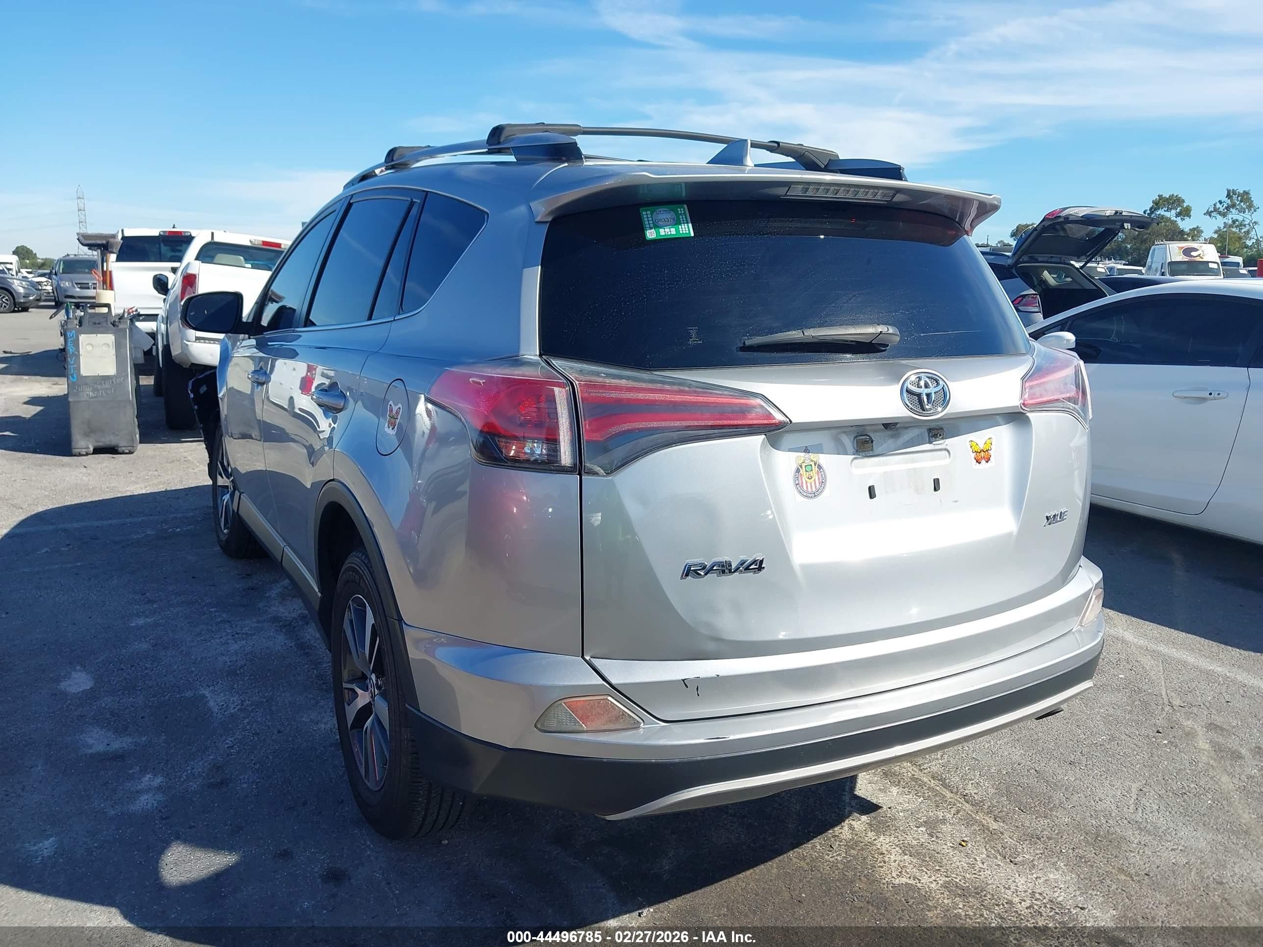 2018 Toyota Rav4 Xle Silver vin: JTMWFREV5JJ166513