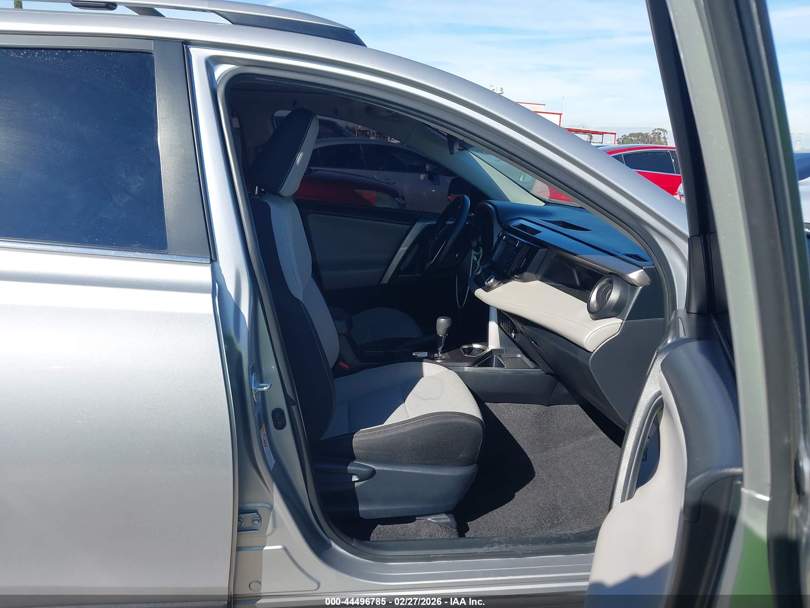 2018 Toyota Rav4 Xle Silver vin: JTMWFREV5JJ166513