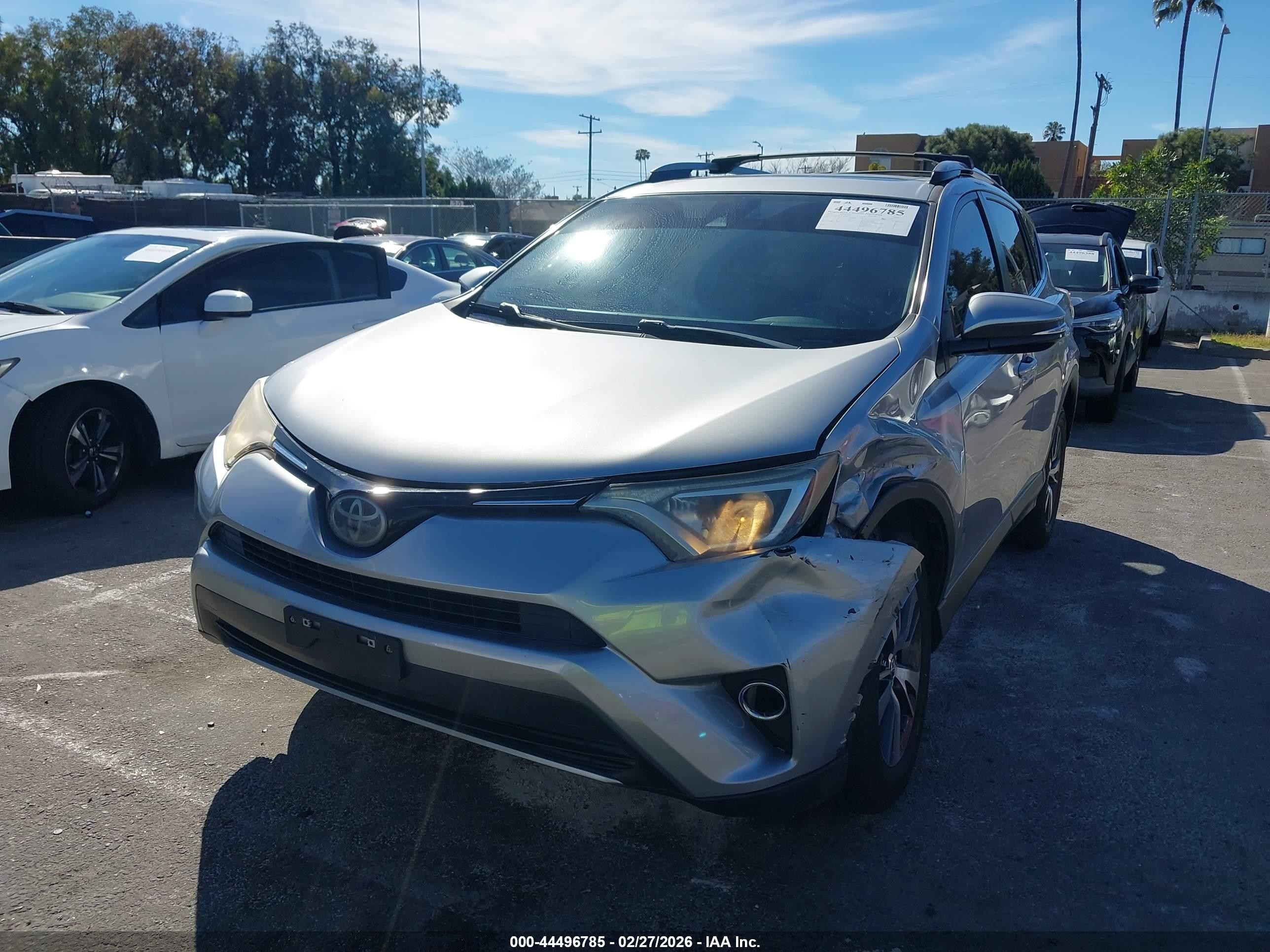 2018 Toyota Rav4 Xle Silver vin: JTMWFREV5JJ166513