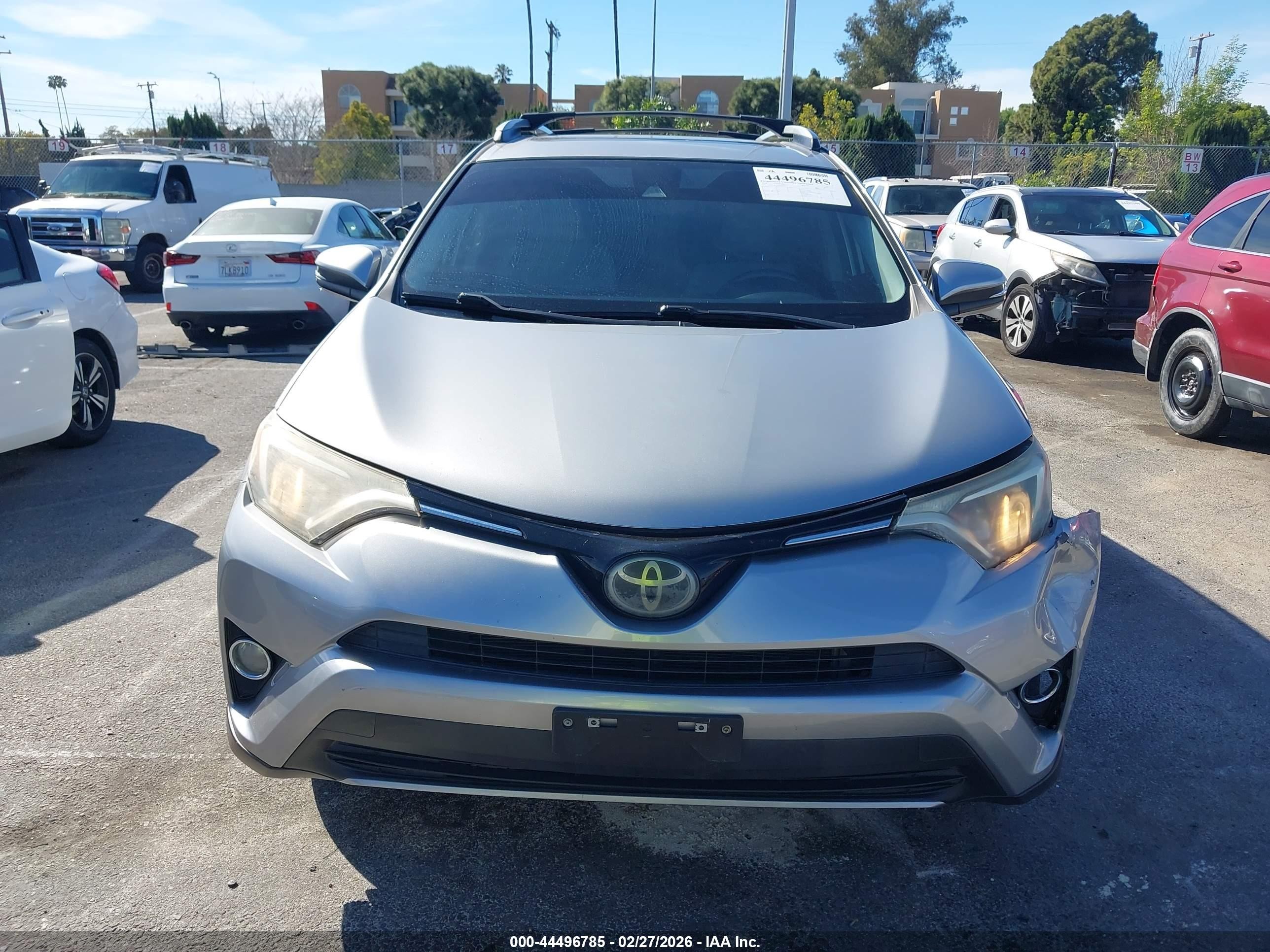 2018 Toyota Rav4 Xle Silver vin: JTMWFREV5JJ166513