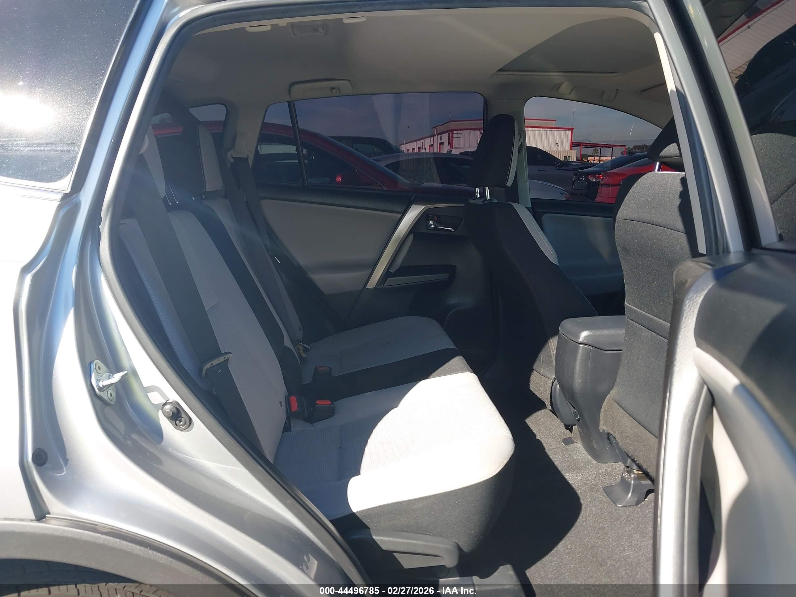 2018 Toyota Rav4 Xle Silver vin: JTMWFREV5JJ166513