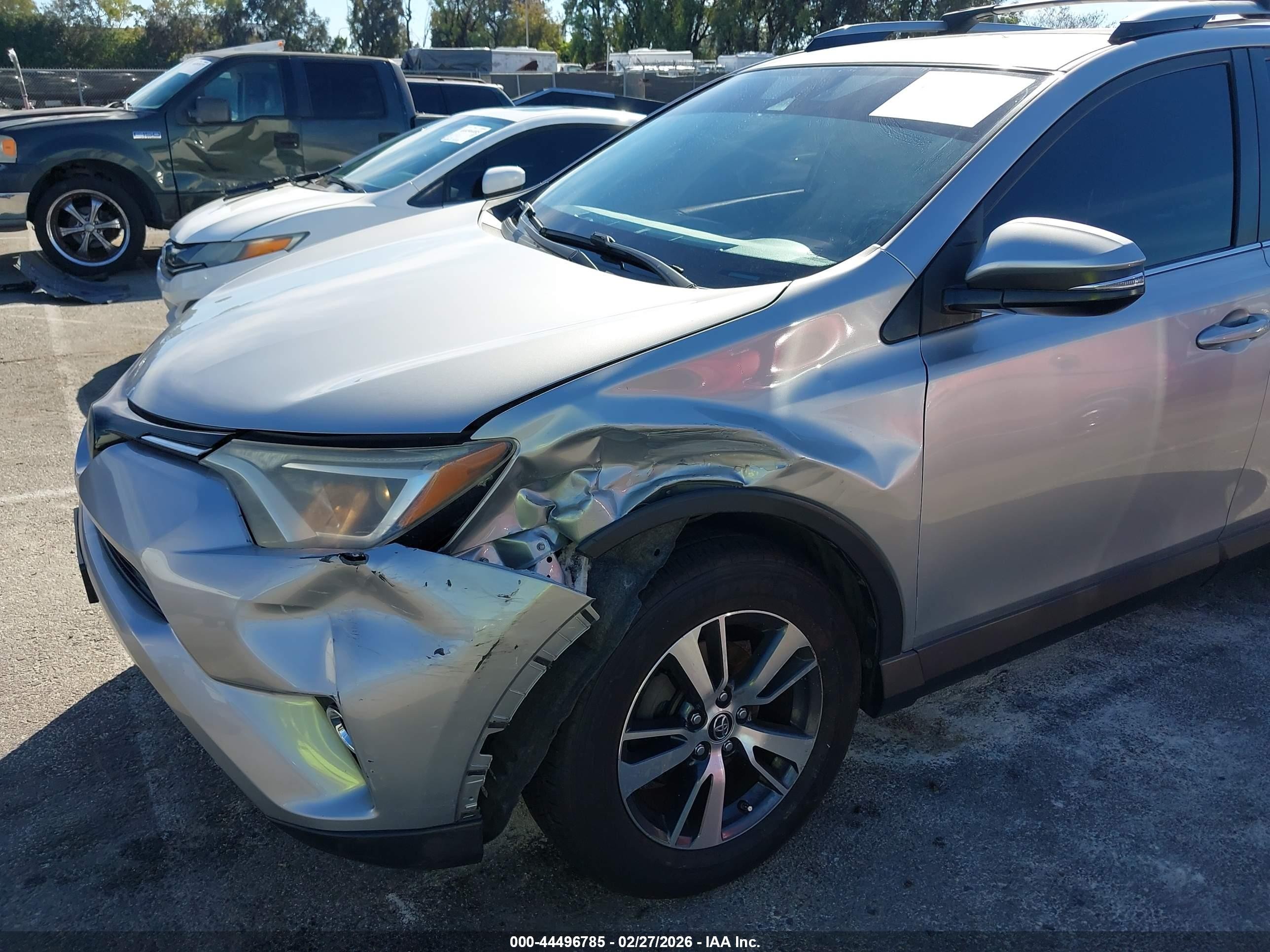 2018 Toyota Rav4 Xle Silver vin: JTMWFREV5JJ166513