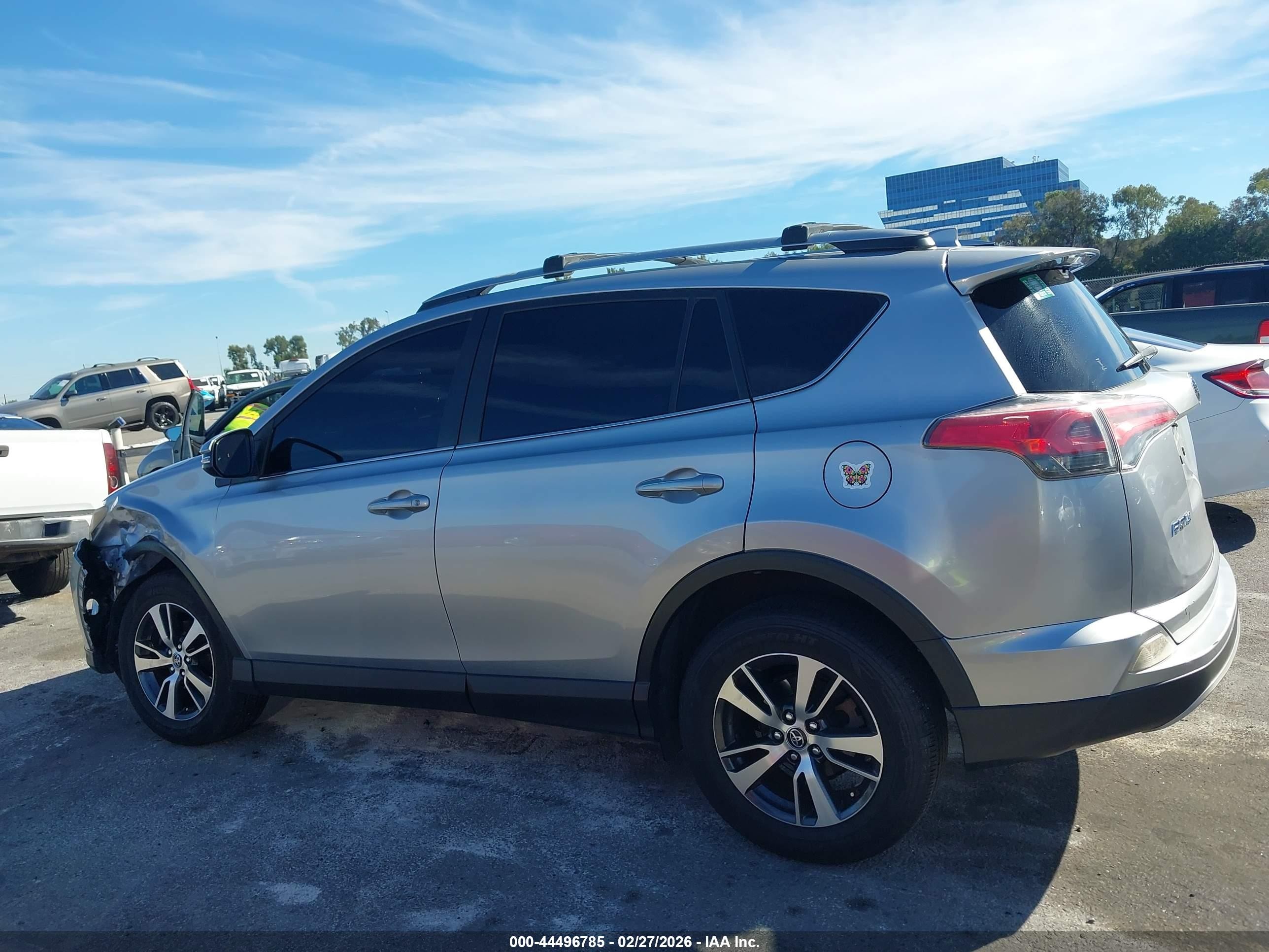 2018 Toyota Rav4 Xle Silver vin: JTMWFREV5JJ166513