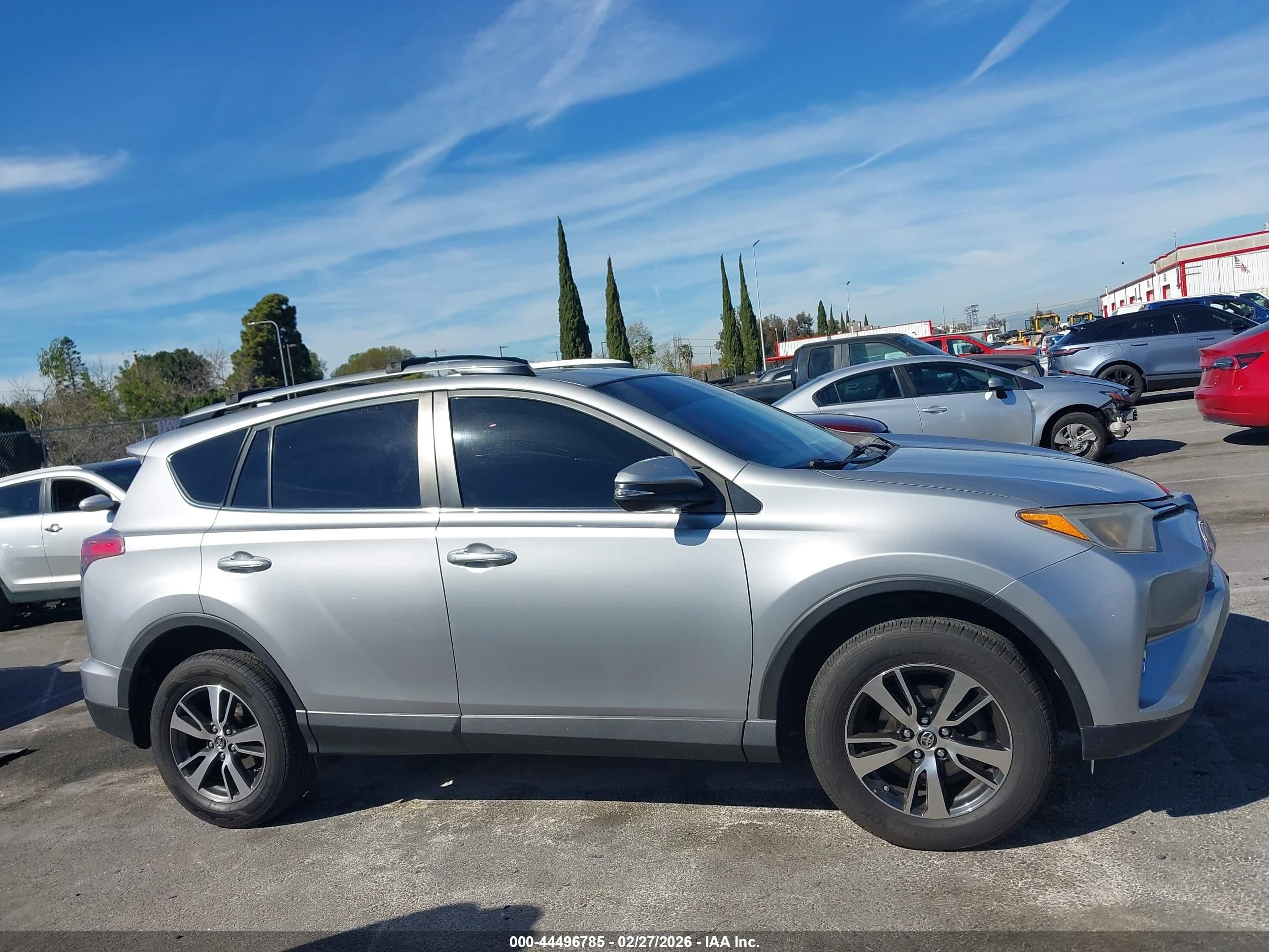 2018 Toyota Rav4 Xle Silver vin: JTMWFREV5JJ166513