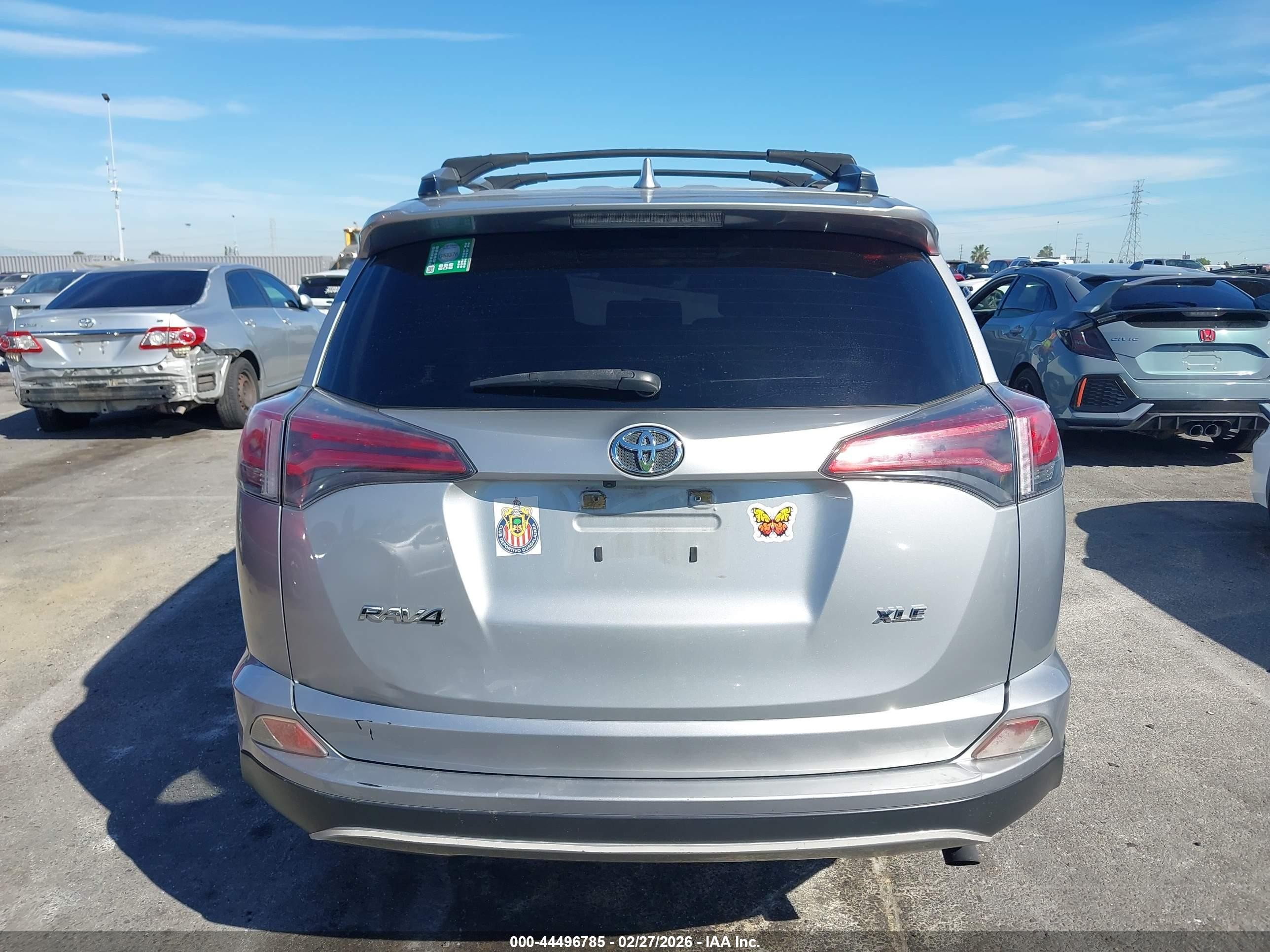 2018 Toyota Rav4 Xle Silver vin: JTMWFREV5JJ166513