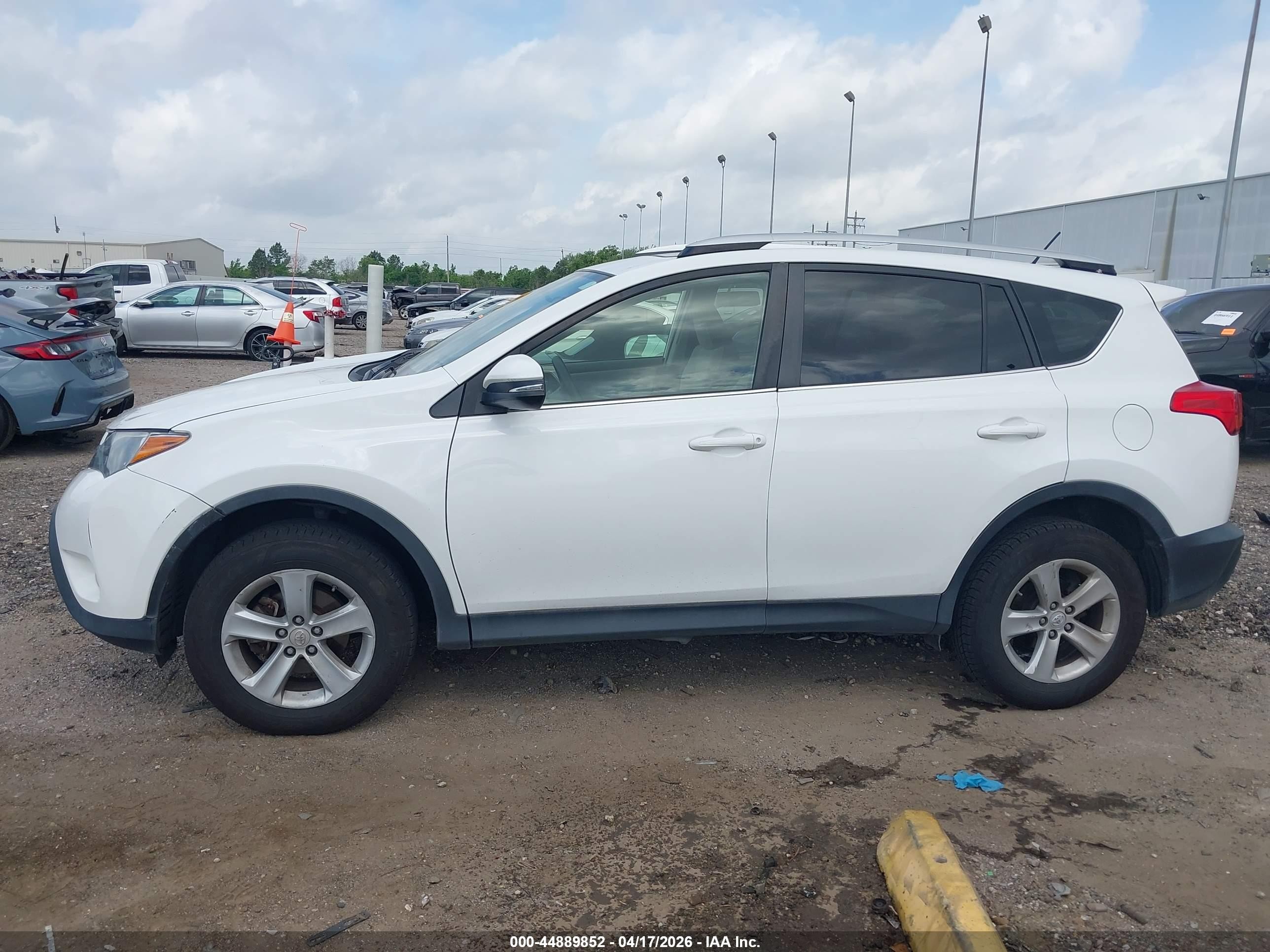 2014 Toyota Rav4 Xle White vin: JTMWFREV6ED041024