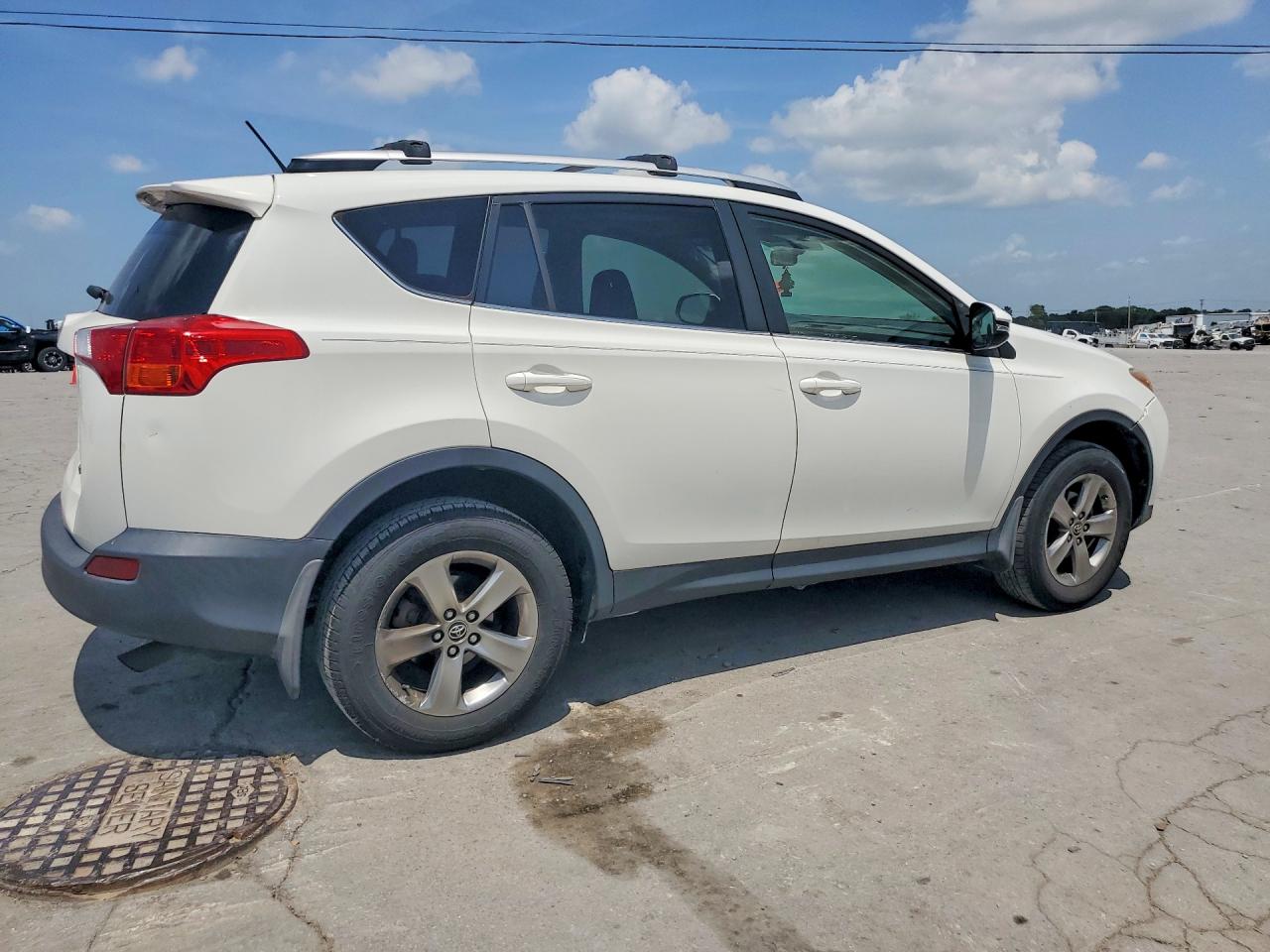 2015 Toyota Rav4 Xle White vin: JTMWFREV6FJ038790