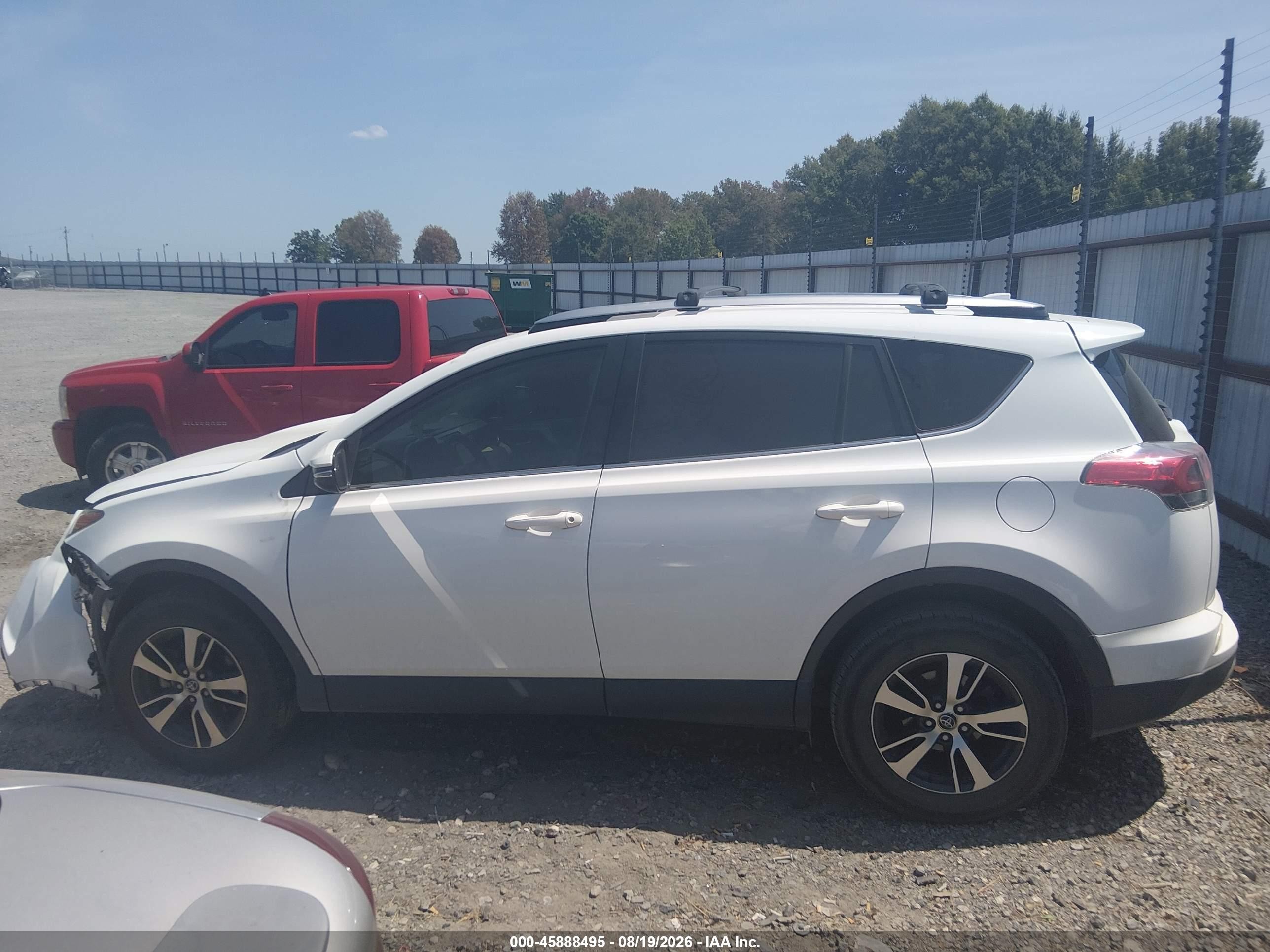2017 Toyota Rav4 Xle White vin: JTMWFREV6HJ119386
