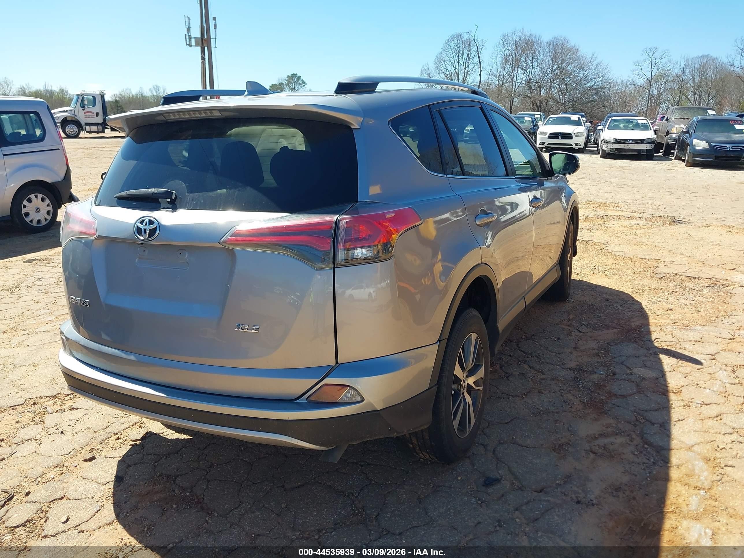 2018 Toyota Rav4 Xle Silver vin: JTMWFREV6JD127007