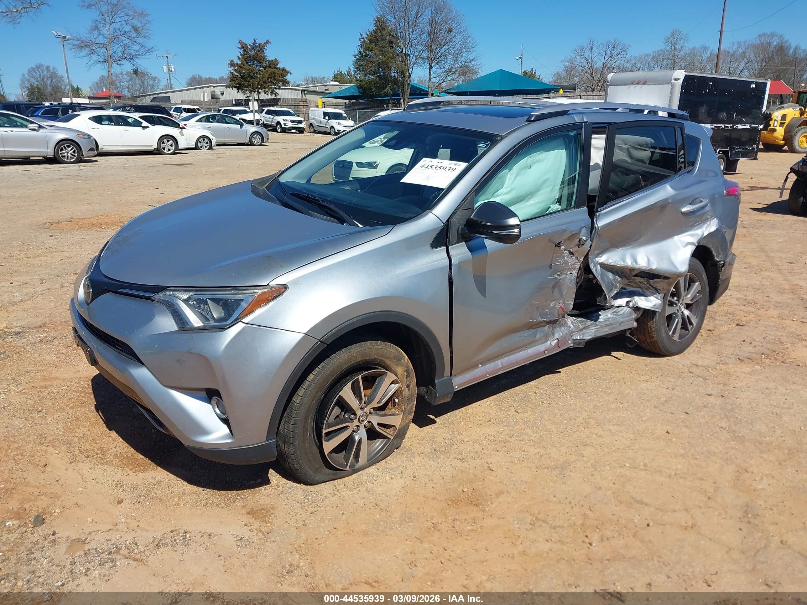 2018 Toyota Rav4 Xle Silver vin: JTMWFREV6JD127007