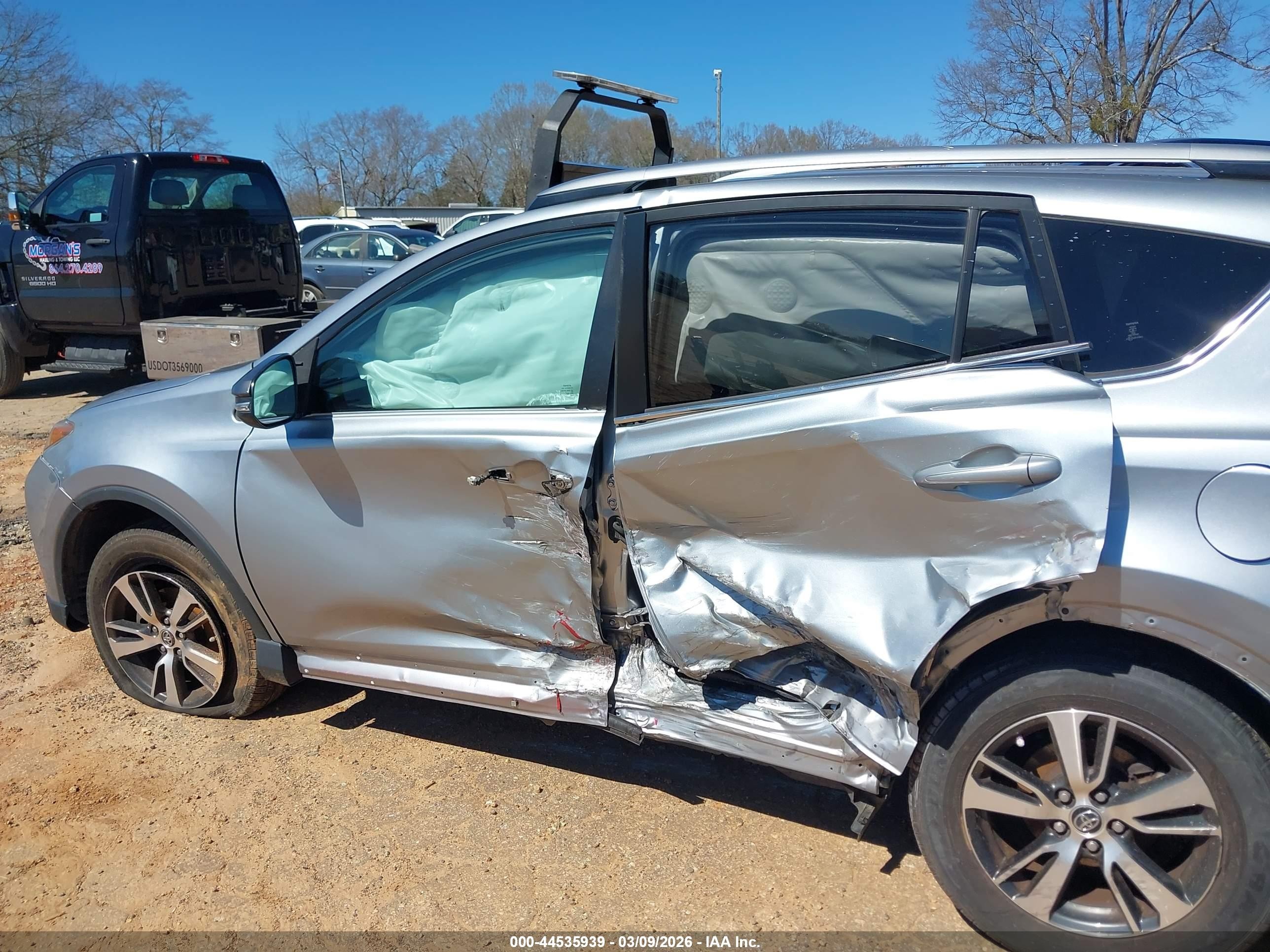 2018 Toyota Rav4 Xle Silver vin: JTMWFREV6JD127007