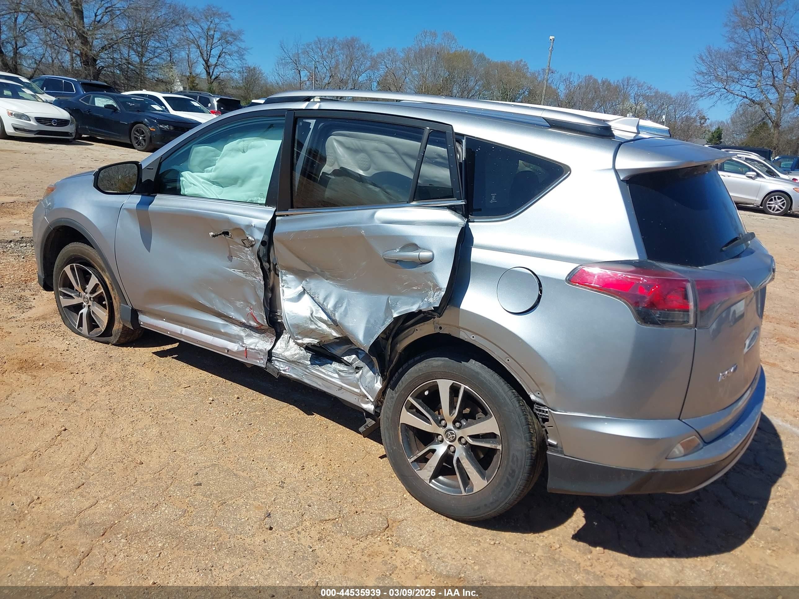 2018 Toyota Rav4 Xle Silver vin: JTMWFREV6JD127007