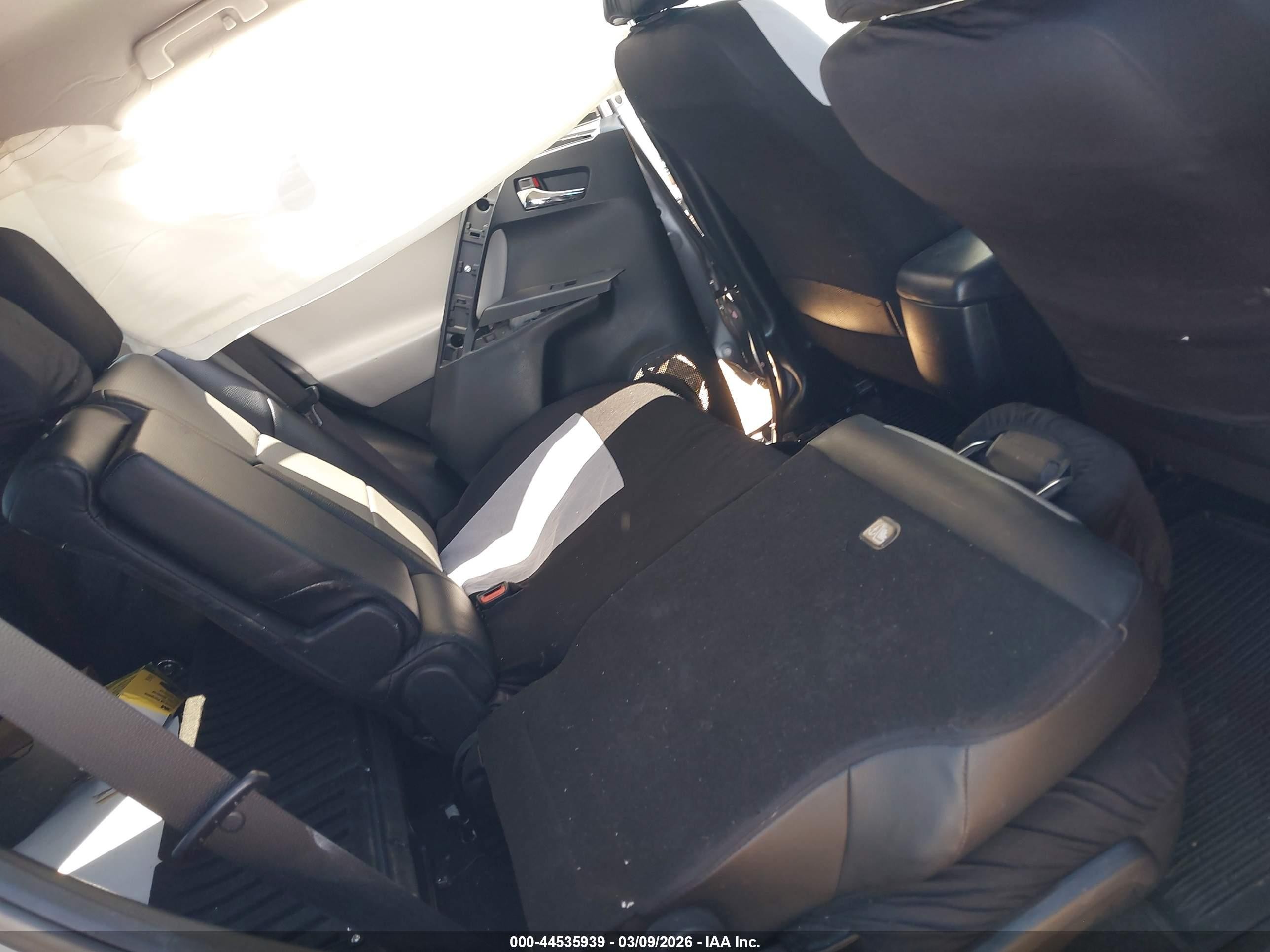 2018 Toyota Rav4 Xle Silver vin: JTMWFREV6JD127007