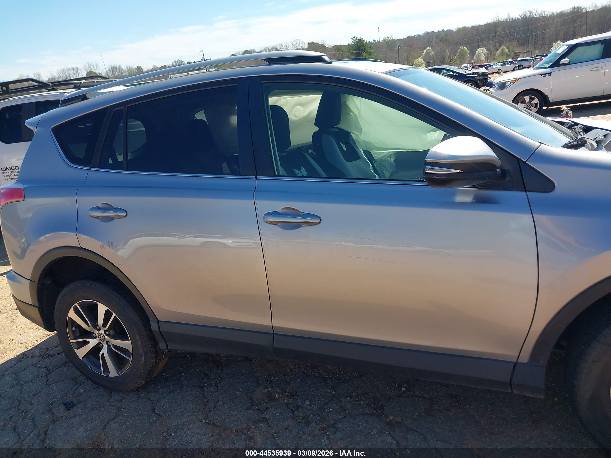 2018 Toyota Rav4 Xle Silver vin: JTMWFREV6JD127007