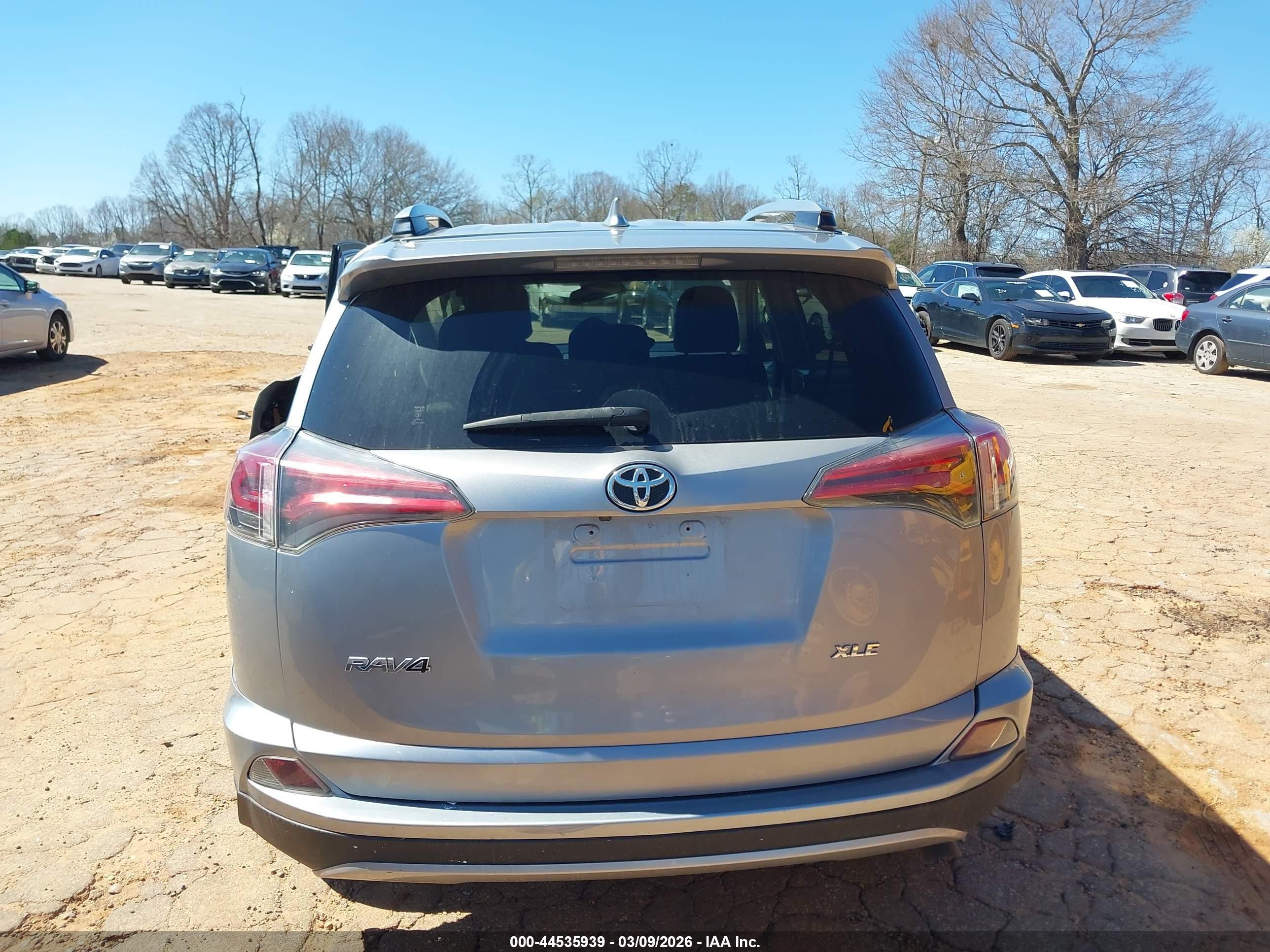 2018 Toyota Rav4 Xle Silver vin: JTMWFREV6JD127007
