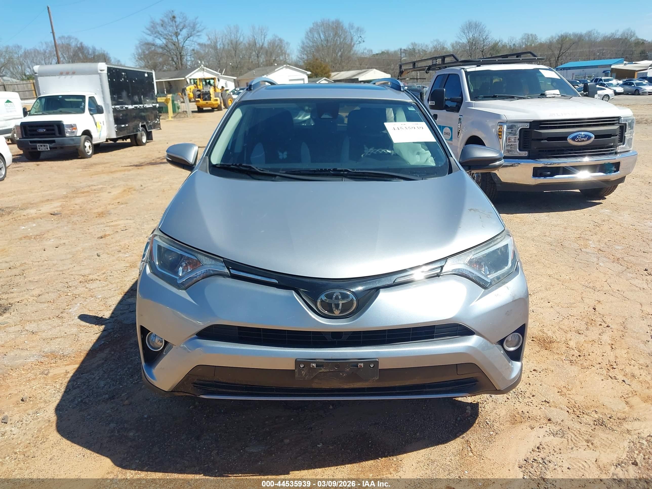 2018 Toyota Rav4 Xle Silver vin: JTMWFREV6JD127007