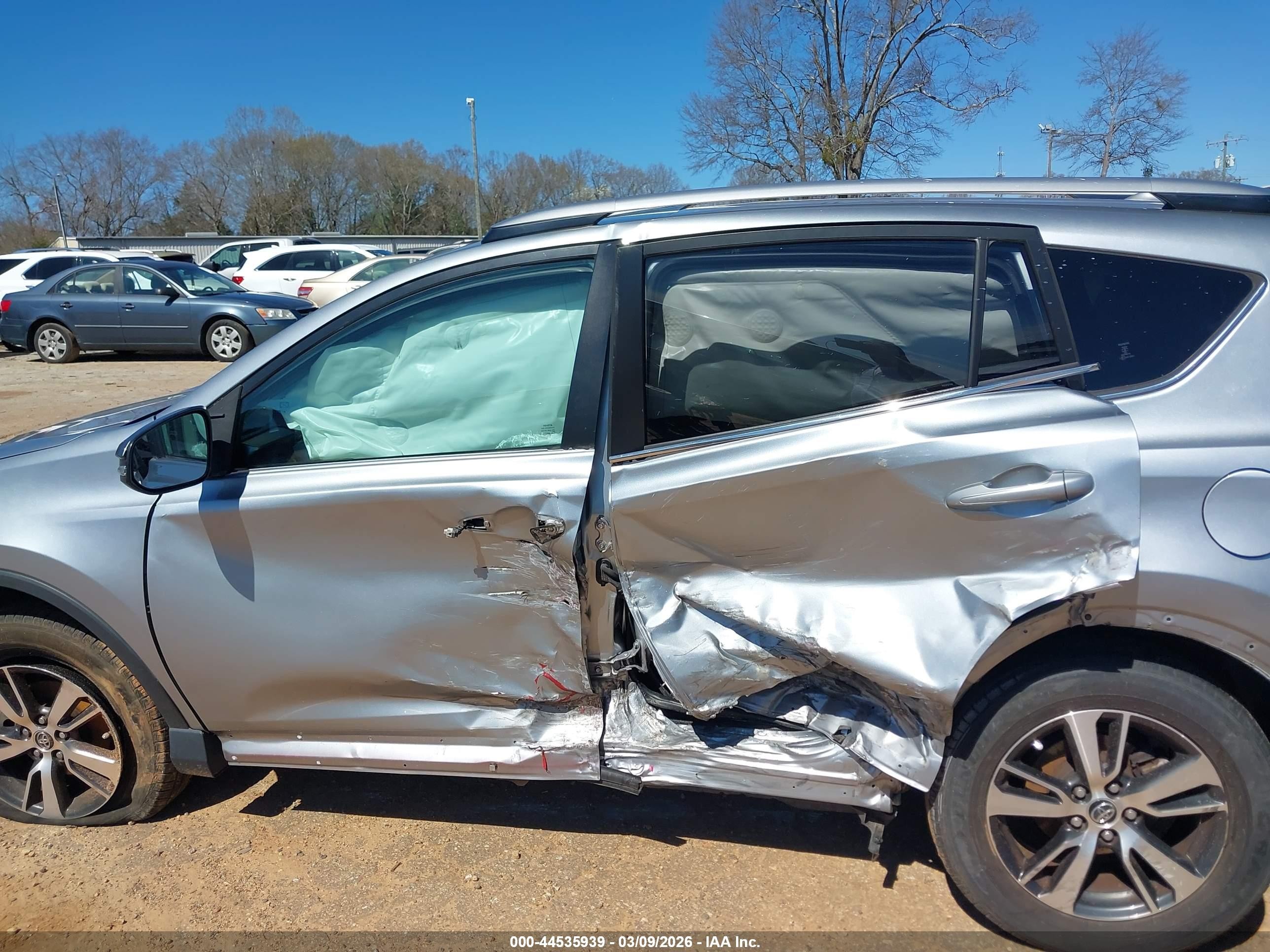 2018 Toyota Rav4 Xle Silver vin: JTMWFREV6JD127007