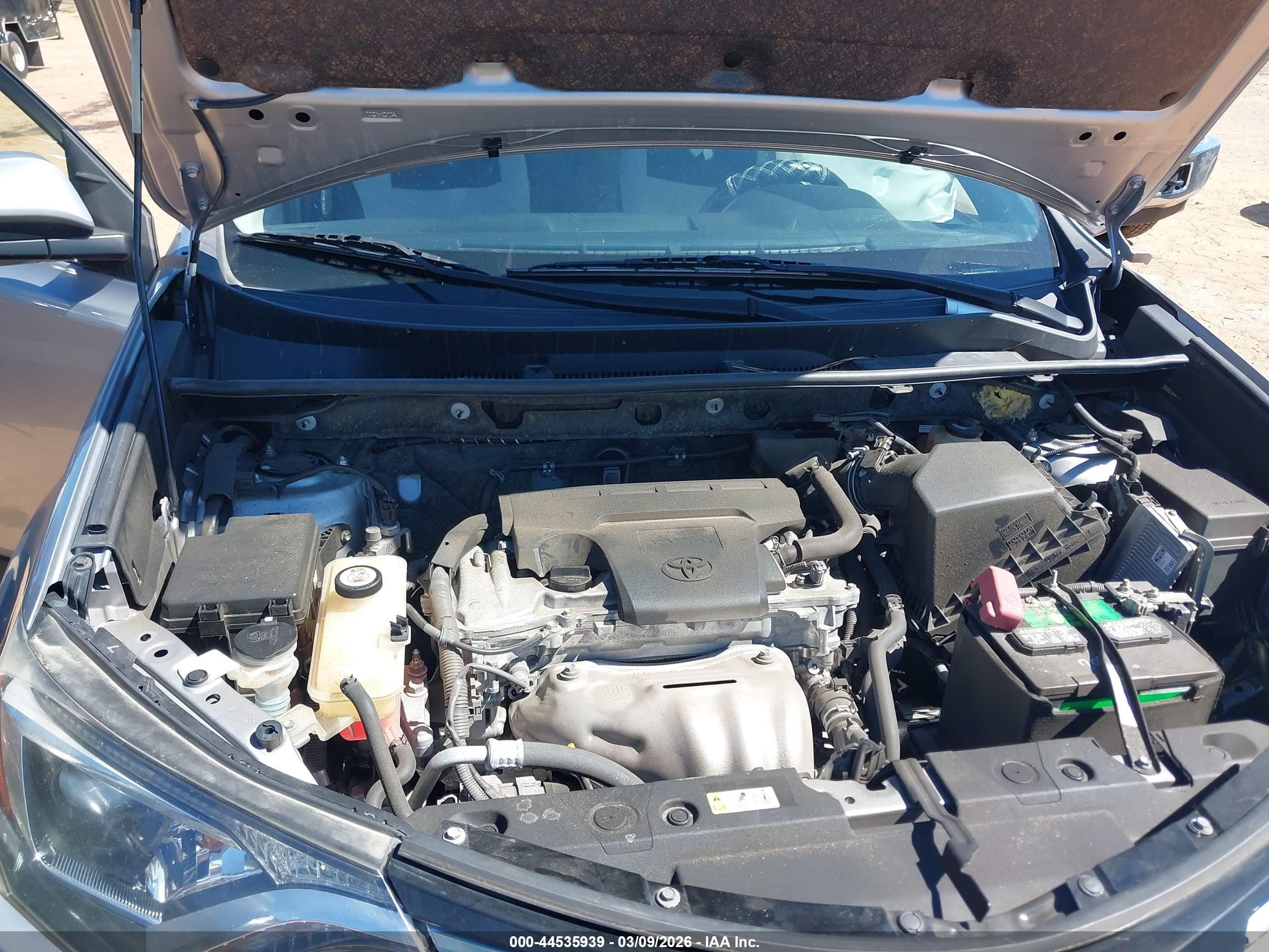 2018 Toyota Rav4 Xle Silver vin: JTMWFREV6JD127007