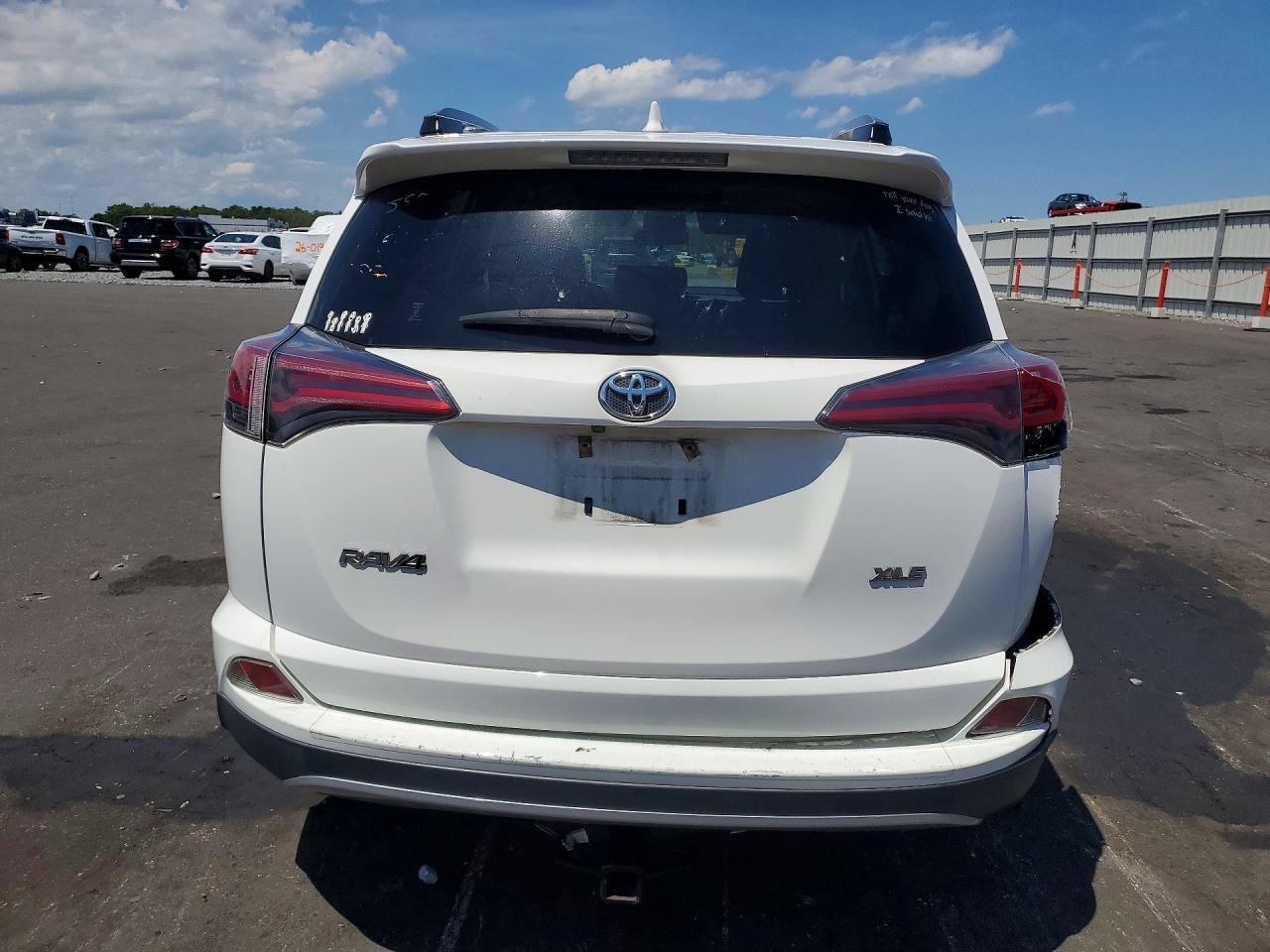2018 Toyota Rav4 Xle White vin: JTMWFREV6JJ162955