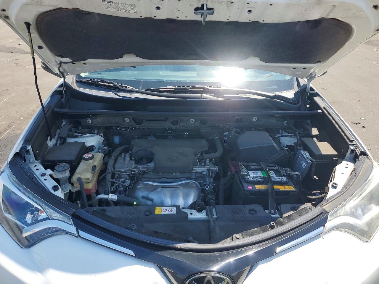 2018 Toyota Rav4 Xle White vin: JTMWFREV6JJ162955