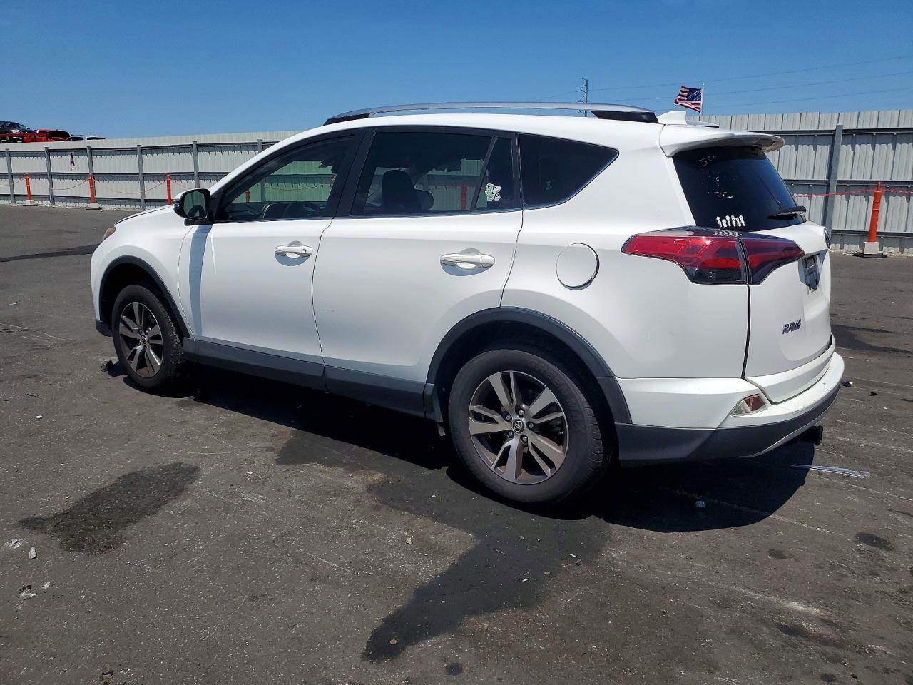 2018 Toyota Rav4 Xle White vin: JTMWFREV6JJ162955