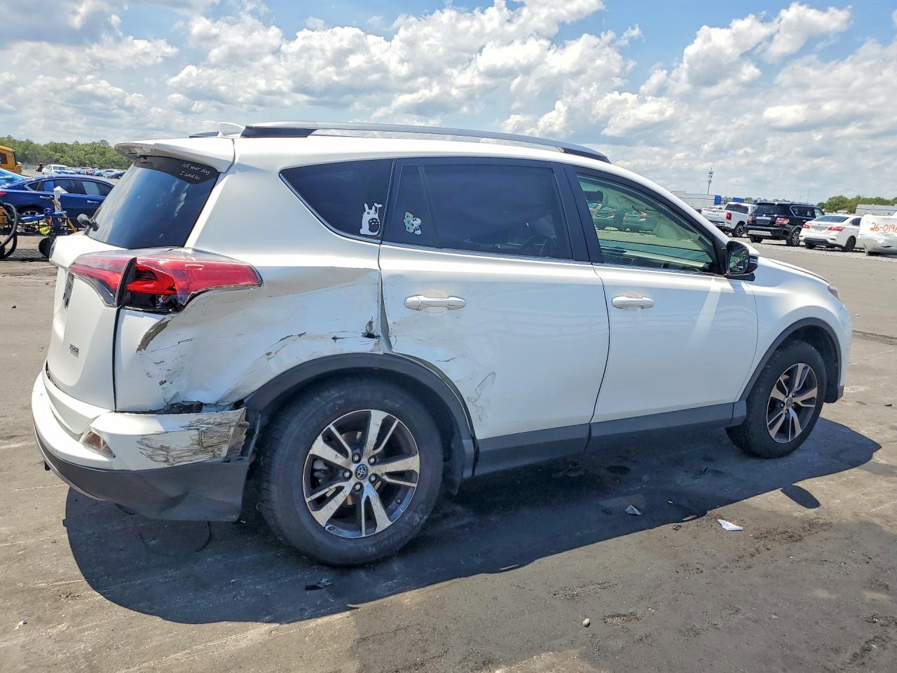 2018 Toyota Rav4 Xle White vin: JTMWFREV6JJ162955