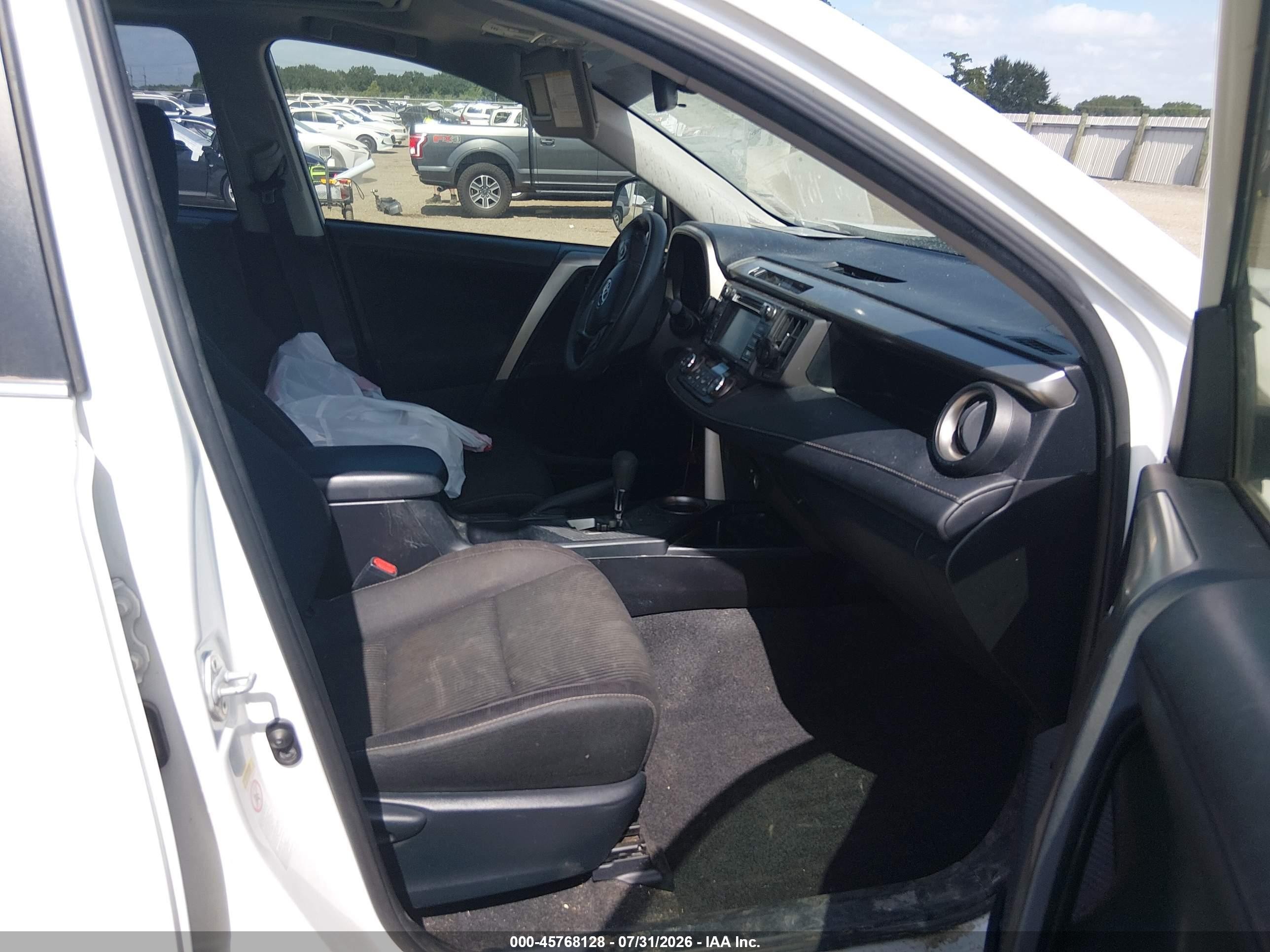 2015 Toyota Rav4 Xle Белый vin: JTMWFREV7FD059677