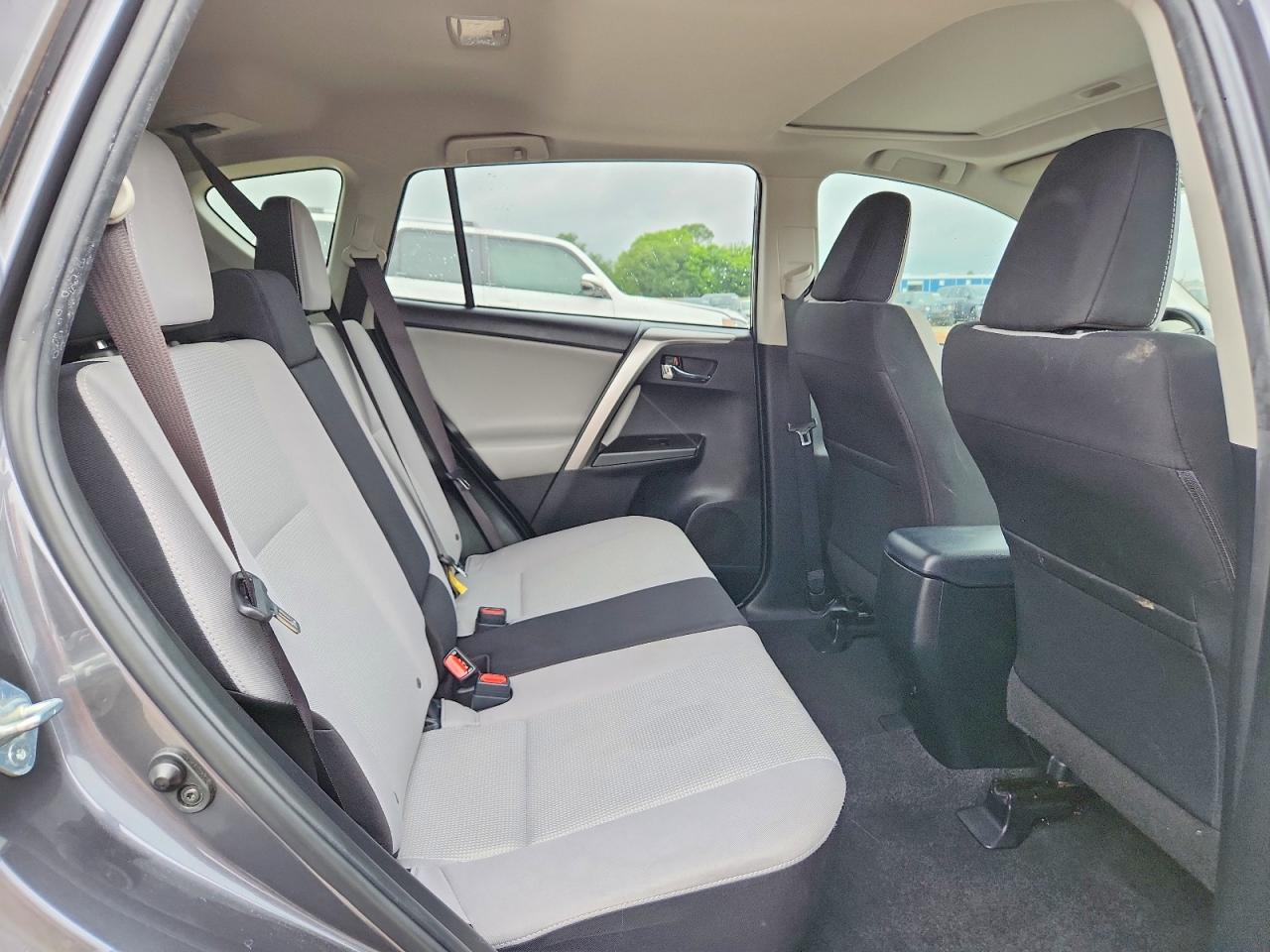 2018 Toyota Rav4 Xle Gray vin: JTMWFREV7JD120261