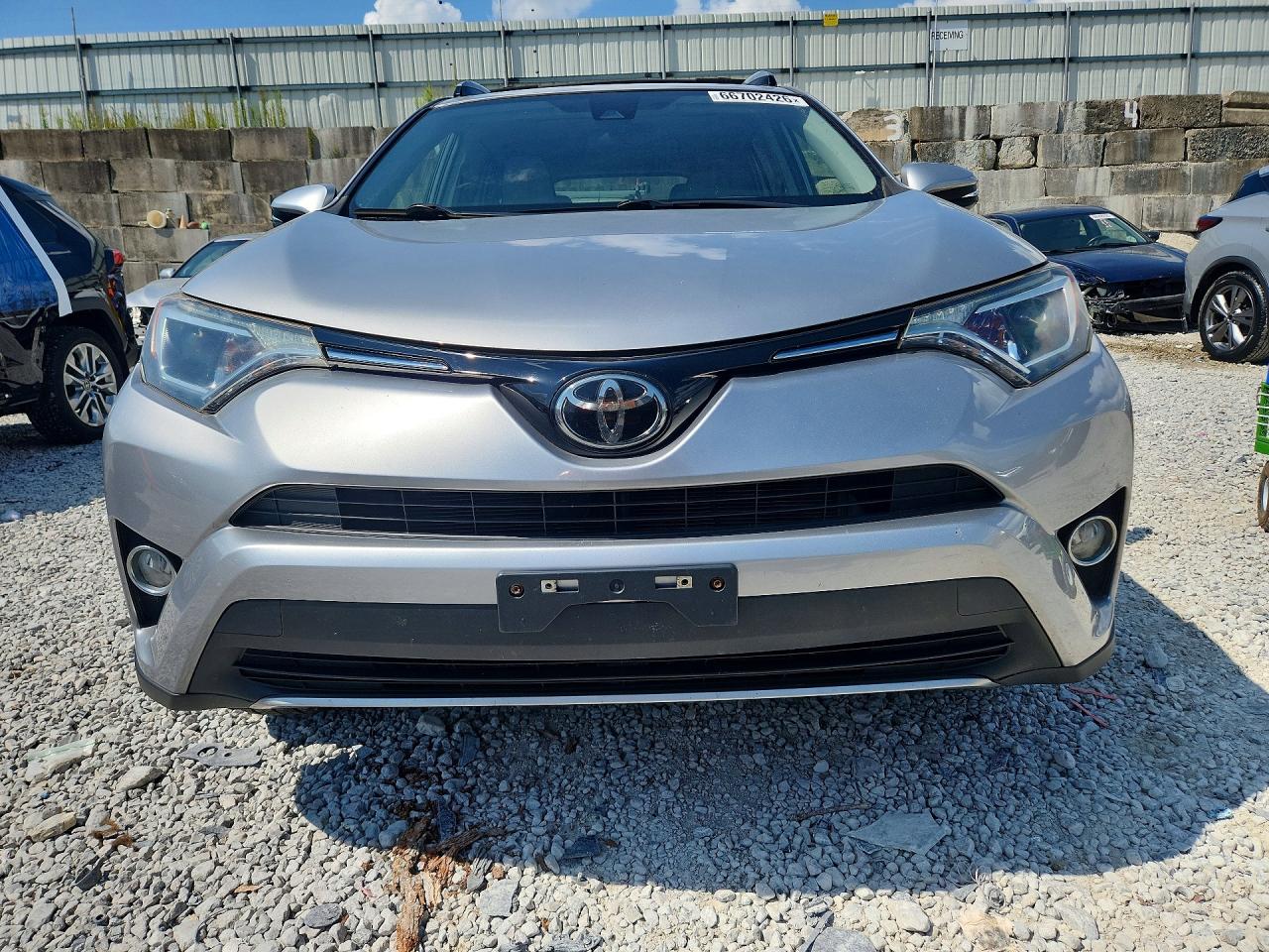 2018 Toyota Rav4 Xle Silver vin: JTMWFREV7JJ181840
