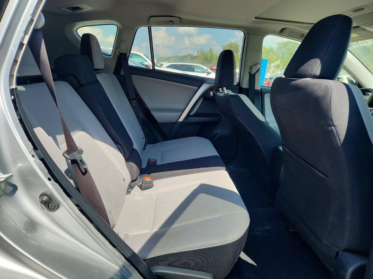 2018 Toyota Rav4 Xle Silver vin: JTMWFREV7JJ181840