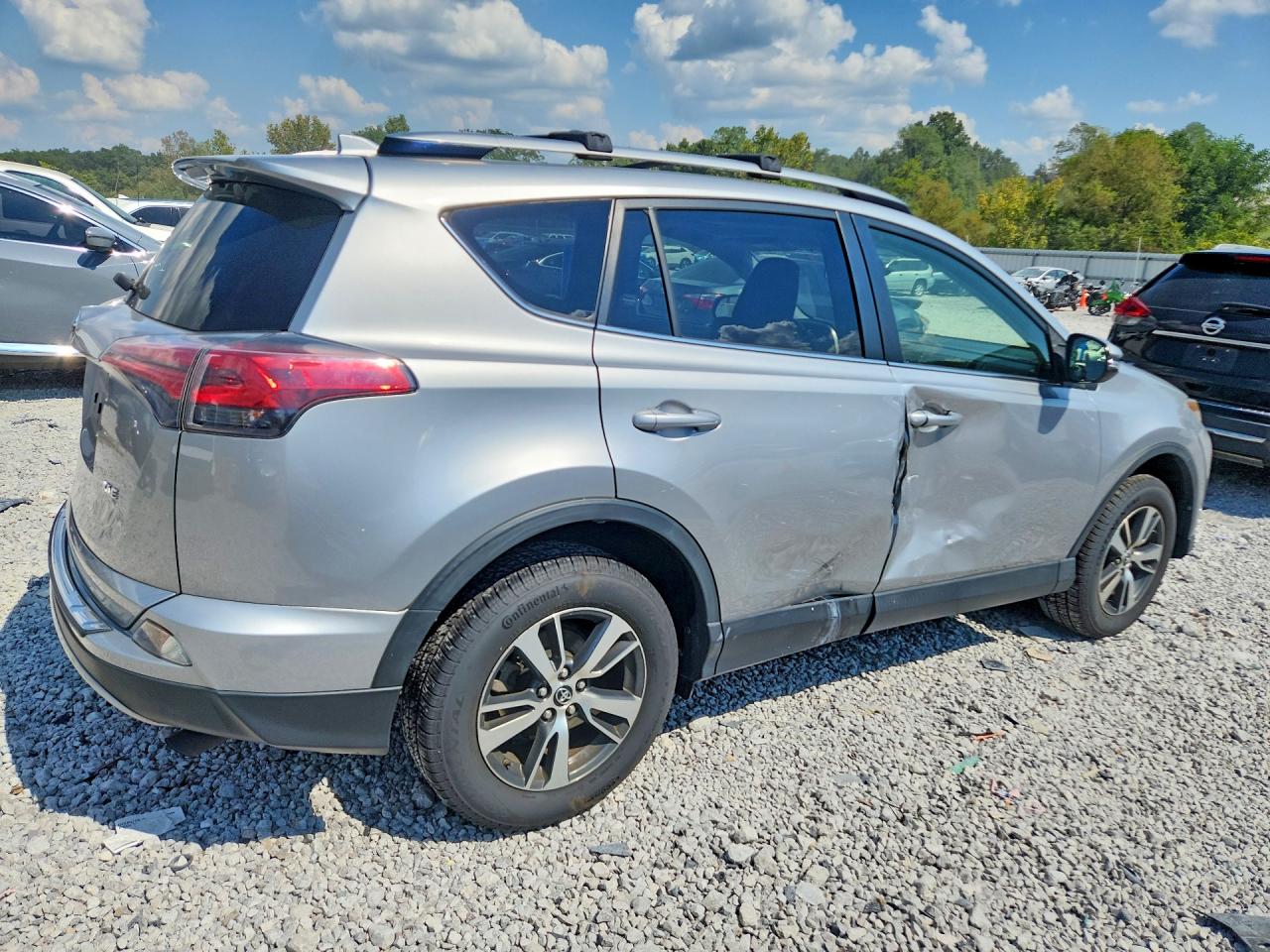 2018 Toyota Rav4 Xle Silver vin: JTMWFREV7JJ181840