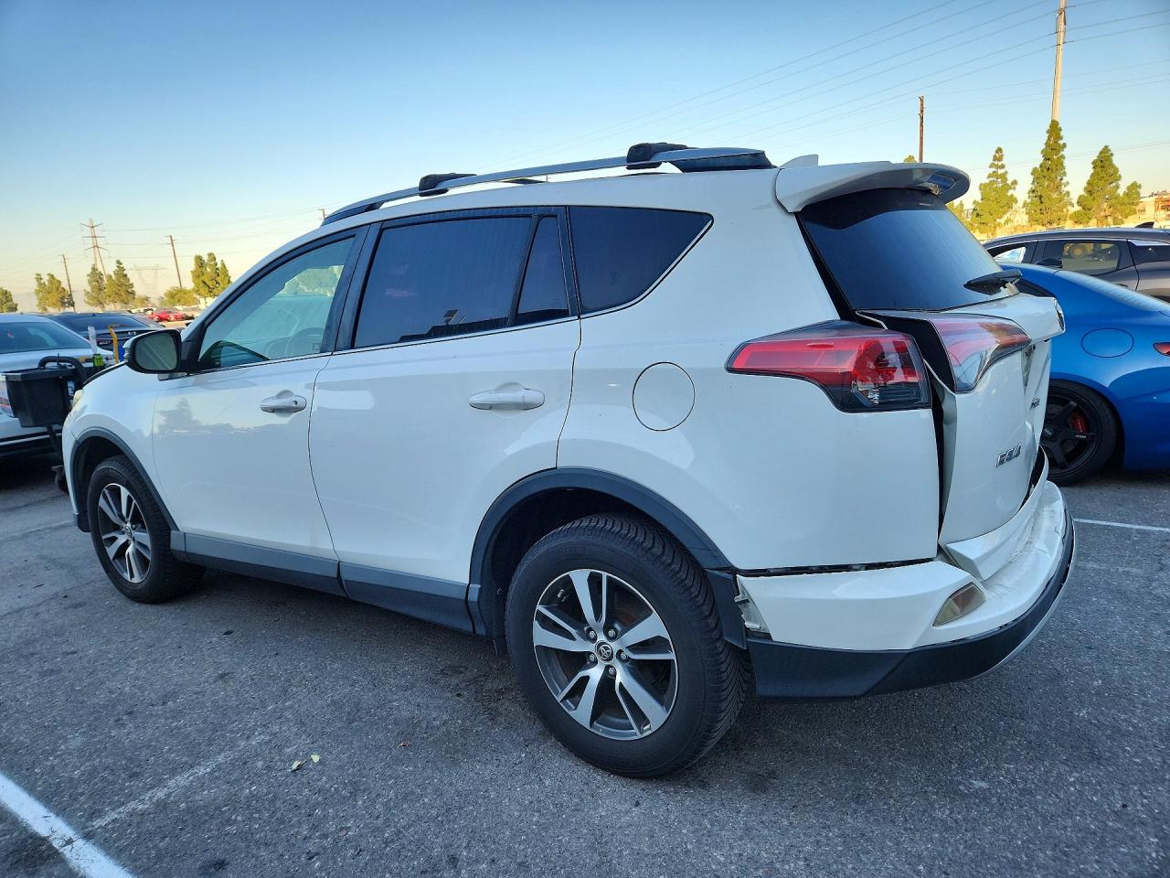 2018 Toyota Rav4 Xle White vin: JTMWFREV7JJ732171