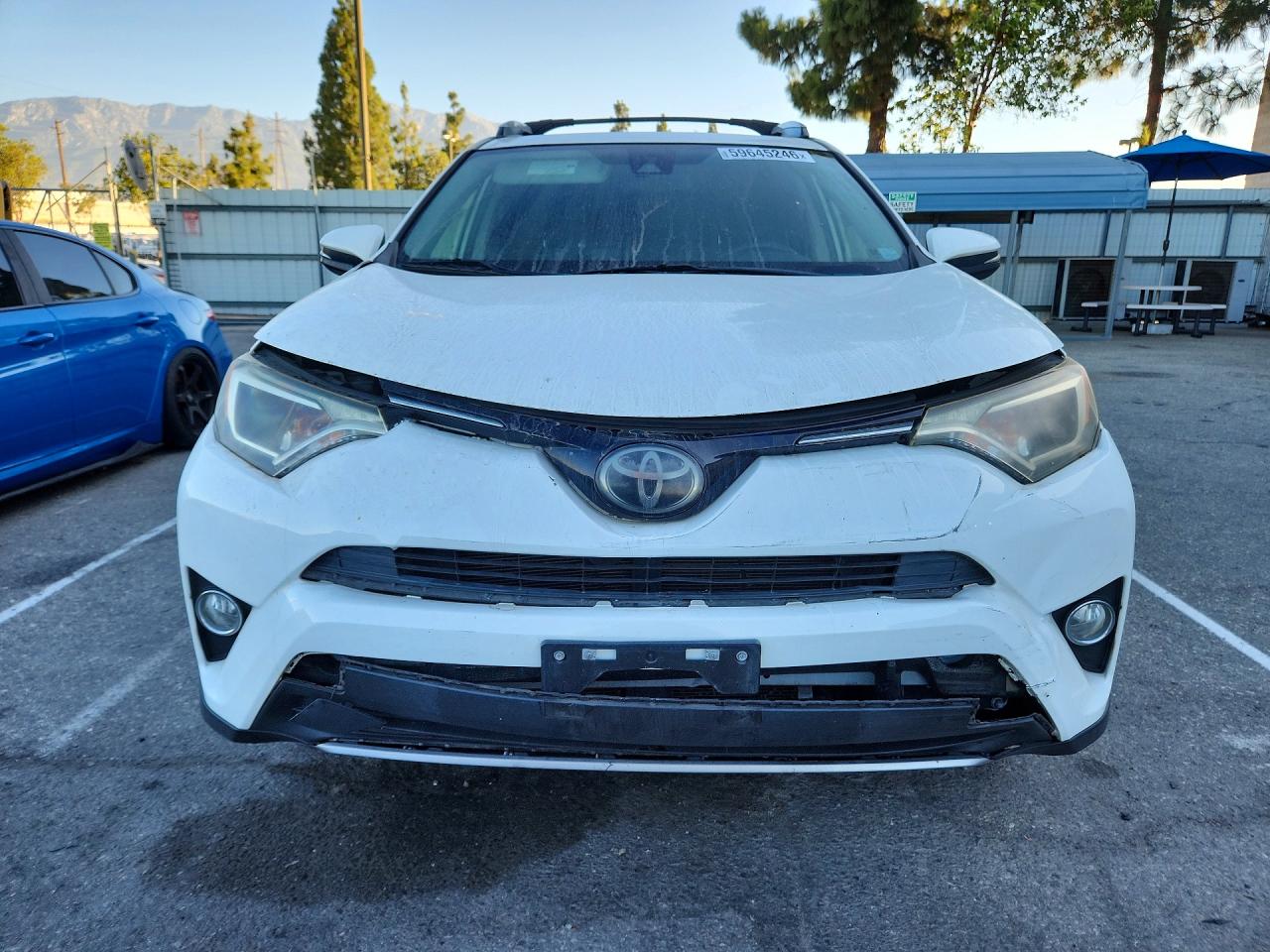 2018 Toyota Rav4 Xle White vin: JTMWFREV7JJ732171