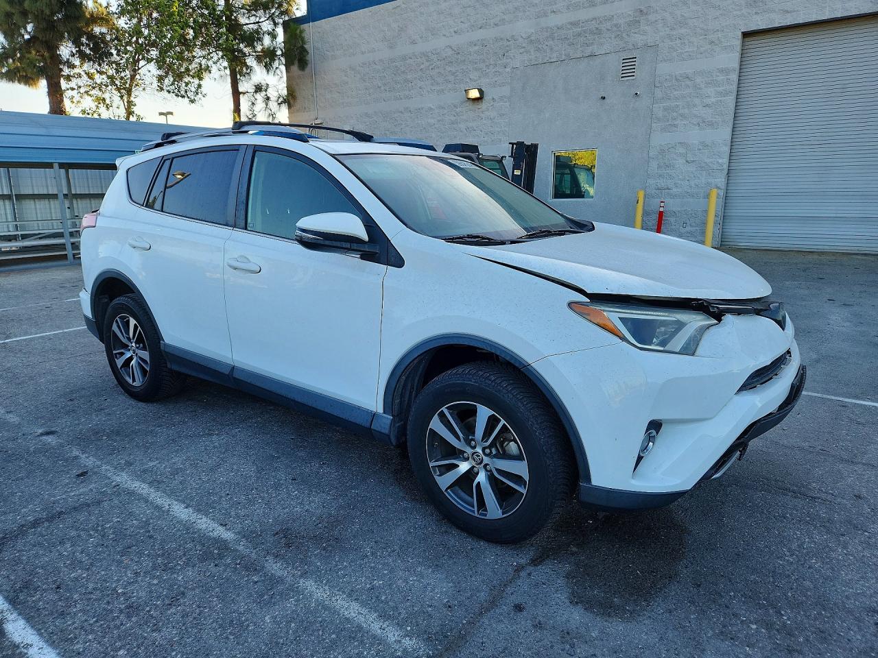 2018 Toyota Rav4 Xle White vin: JTMWFREV7JJ732171