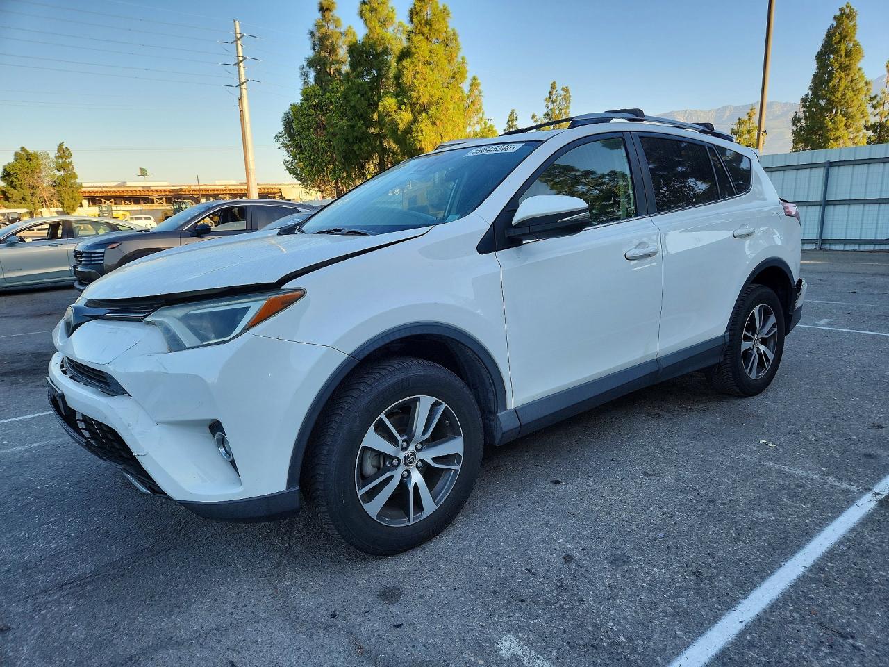 2018 Toyota Rav4 Xle White vin: JTMWFREV7JJ732171