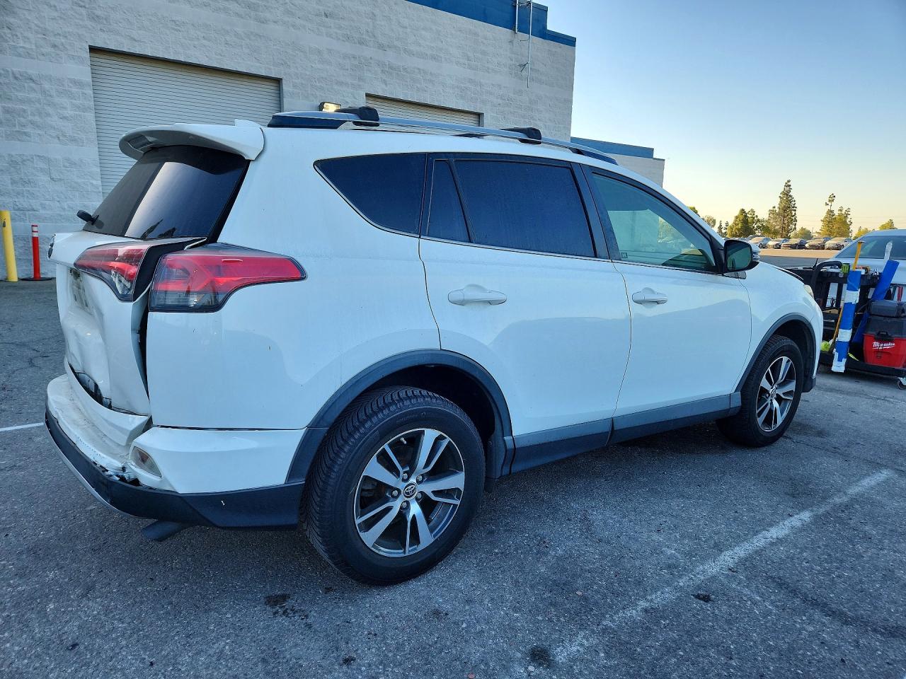 2018 Toyota Rav4 Xle White vin: JTMWFREV7JJ732171