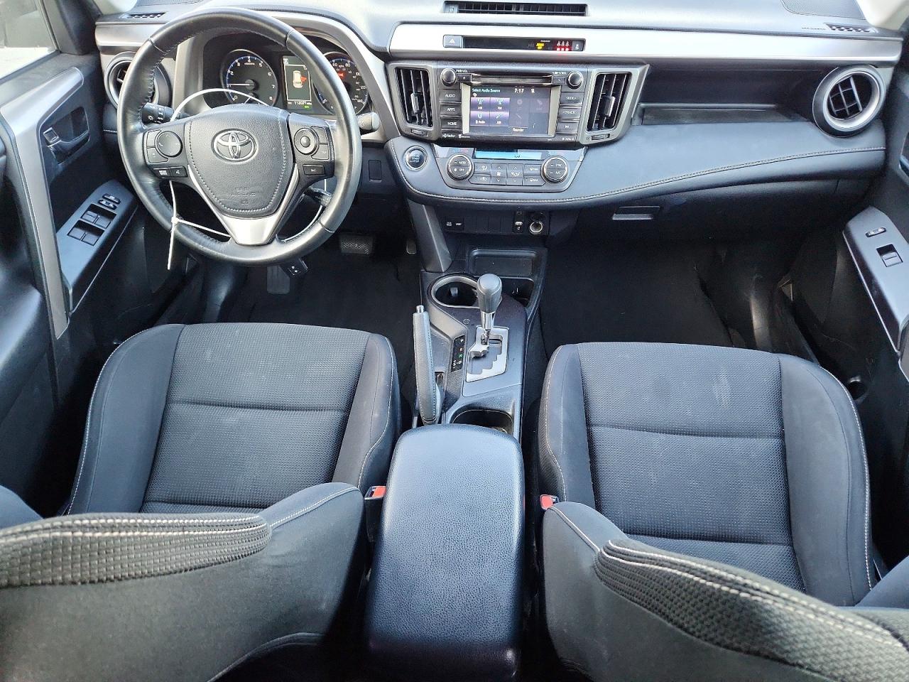2018 Toyota Rav4 Xle White vin: JTMWFREV7JJ732171