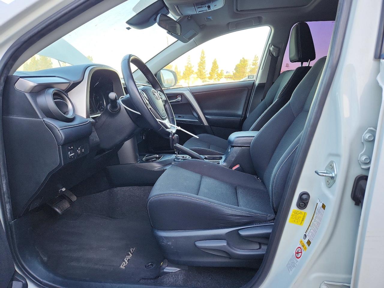 2018 Toyota Rav4 Xle White vin: JTMWFREV7JJ732171