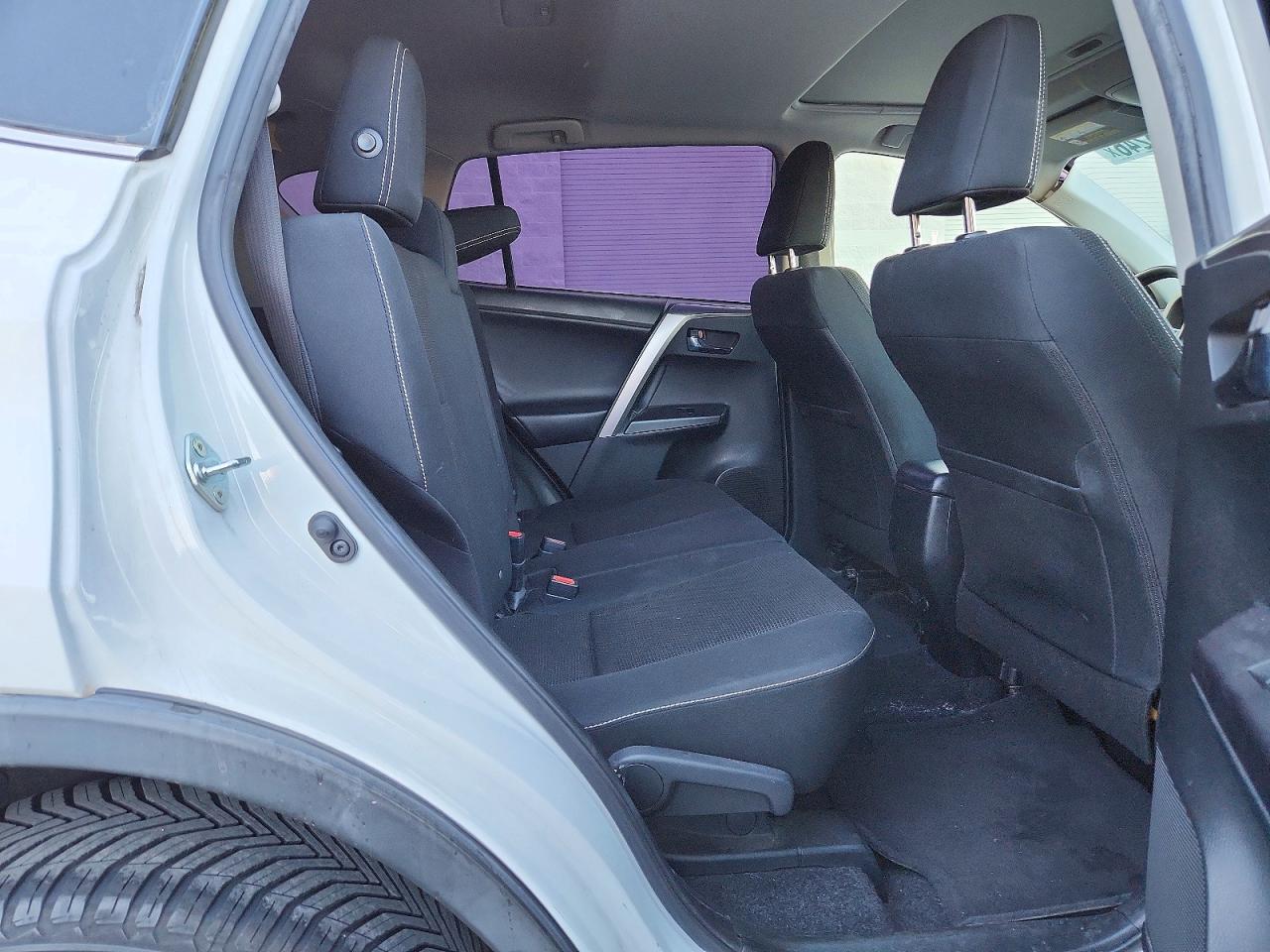2018 Toyota Rav4 Xle White vin: JTMWFREV7JJ732171