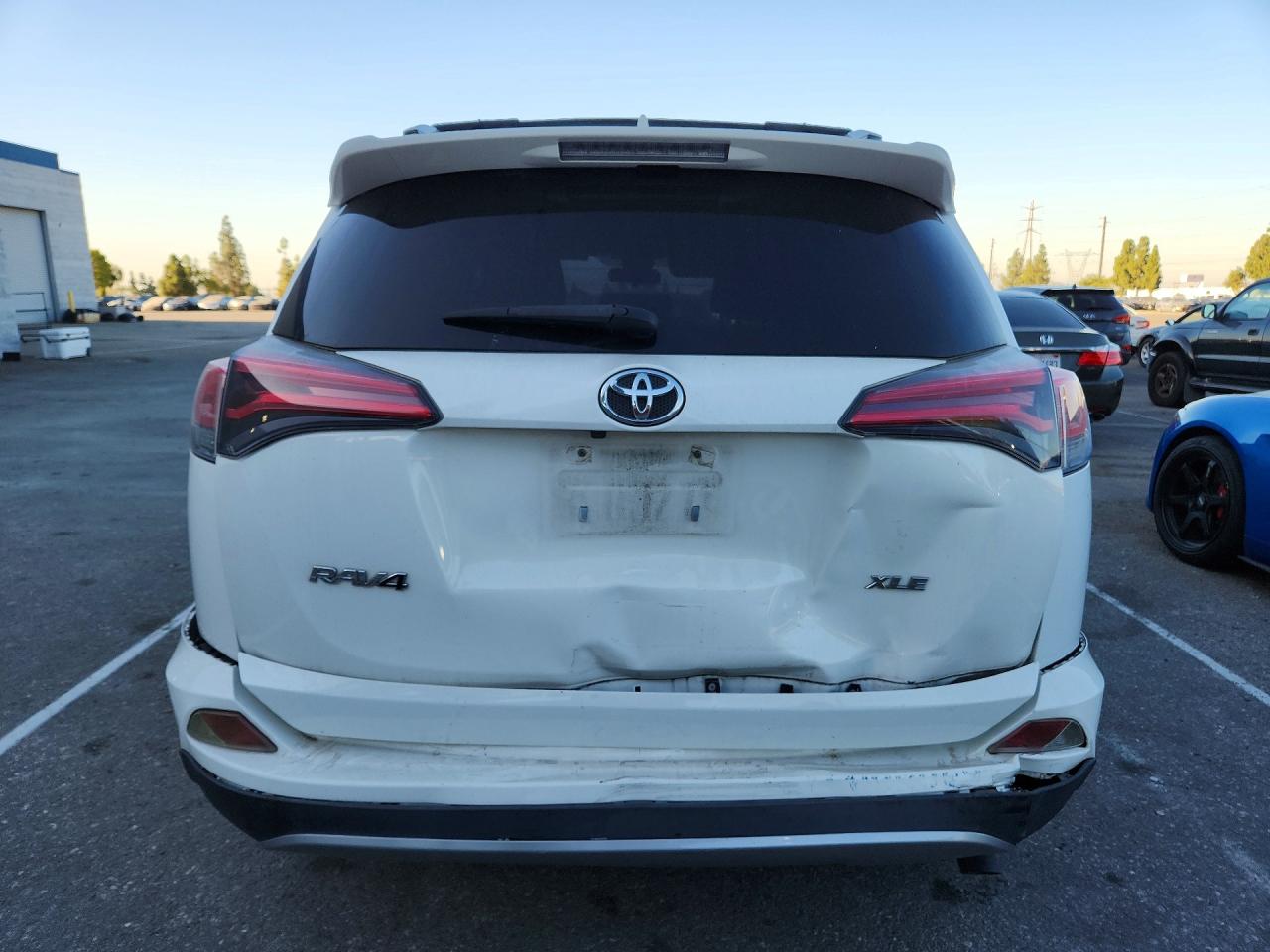 2018 Toyota Rav4 Xle White vin: JTMWFREV7JJ732171