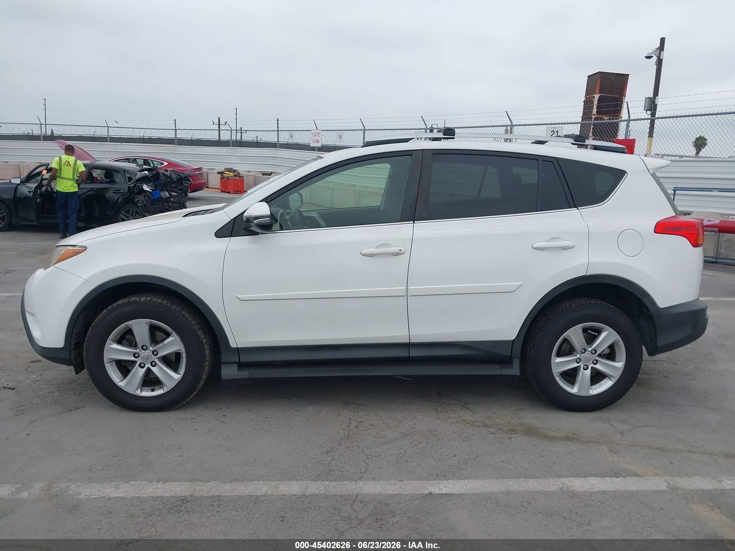 2014 Toyota Rav4 Xle Белый vin: JTMWFREV8EJ020225