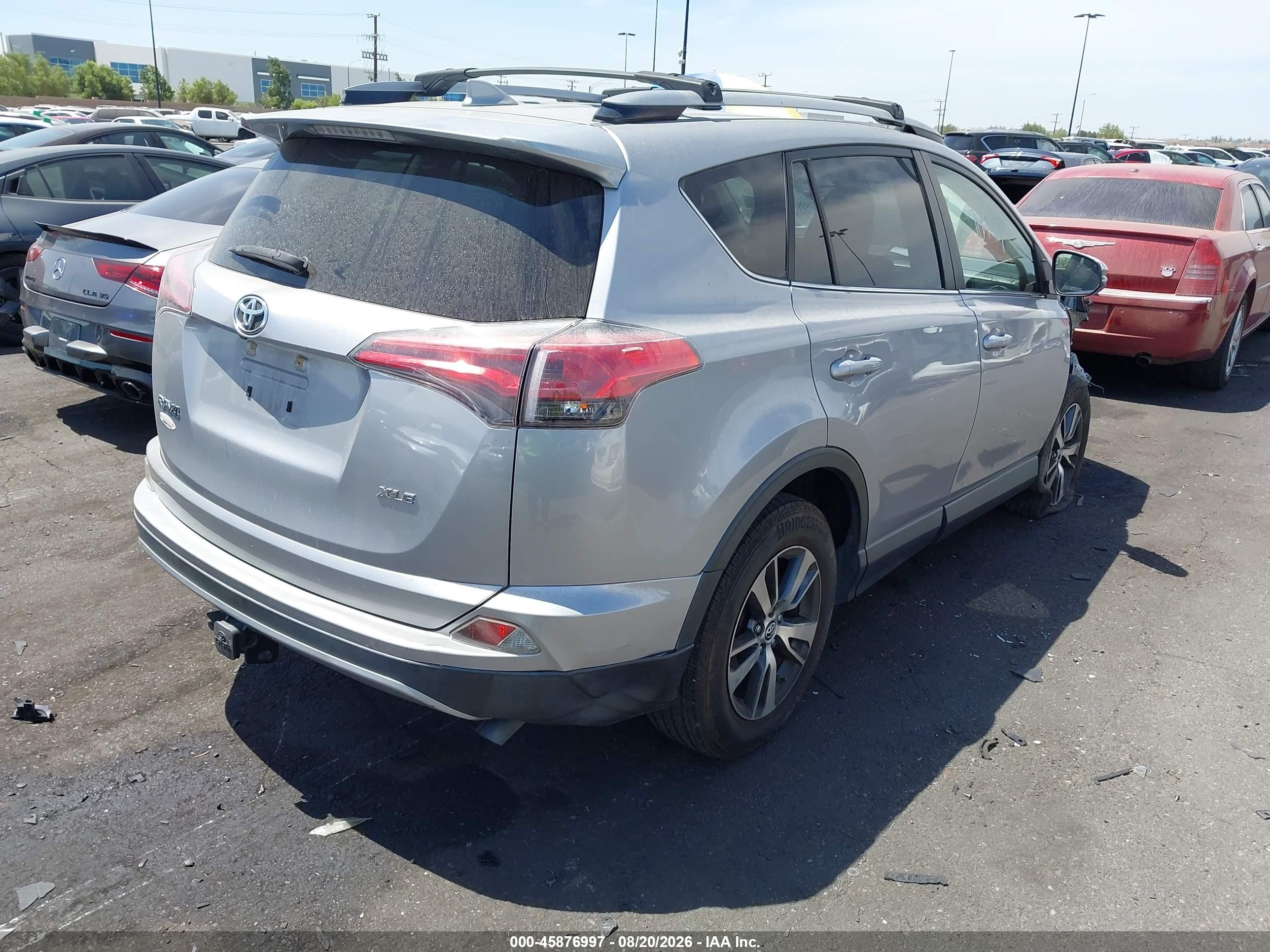 2018 Toyota Rav4 Xle Серебряный vin: JTMWFREV8JD120642