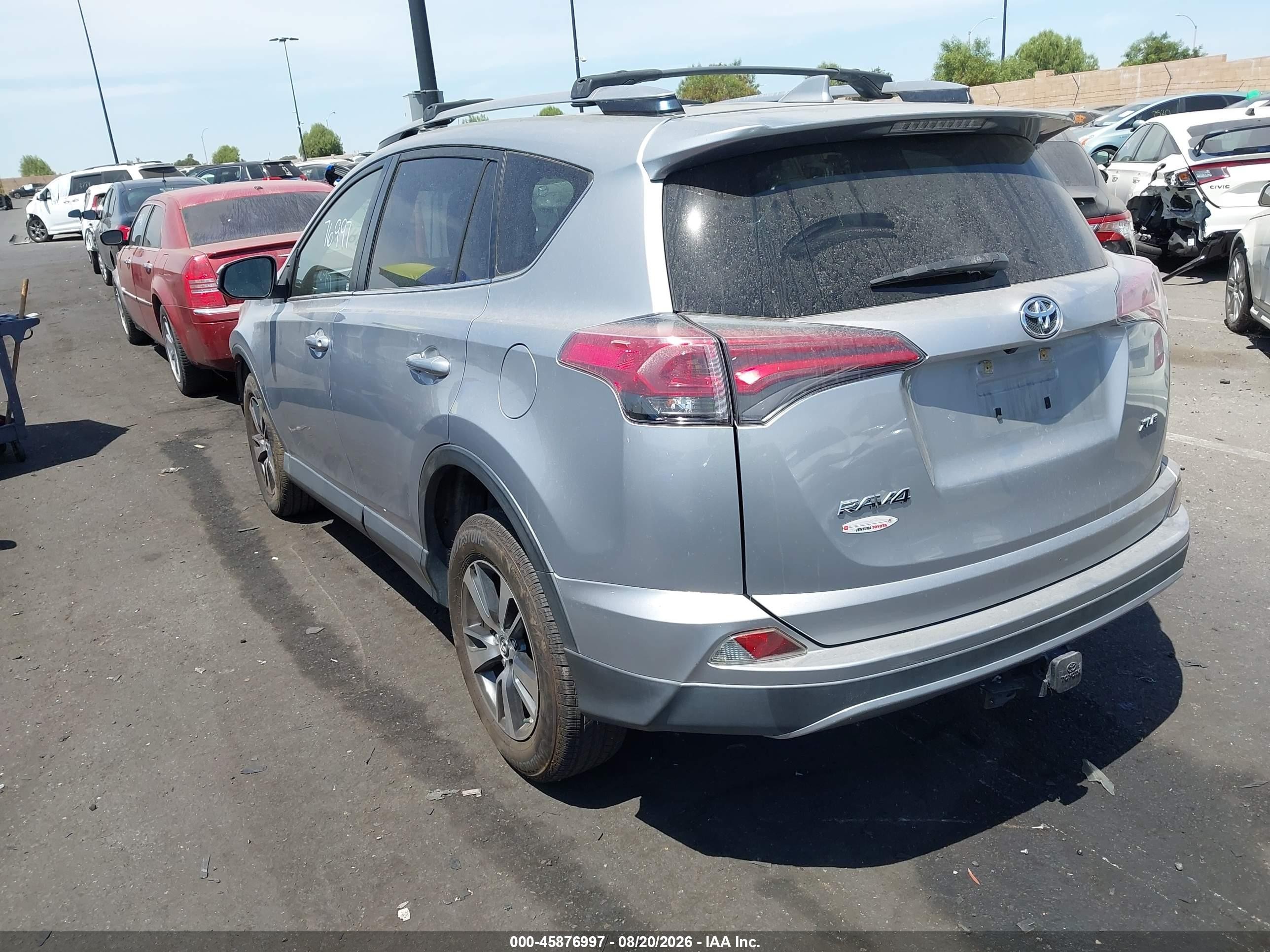2018 Toyota Rav4 Xle Серебряный vin: JTMWFREV8JD120642