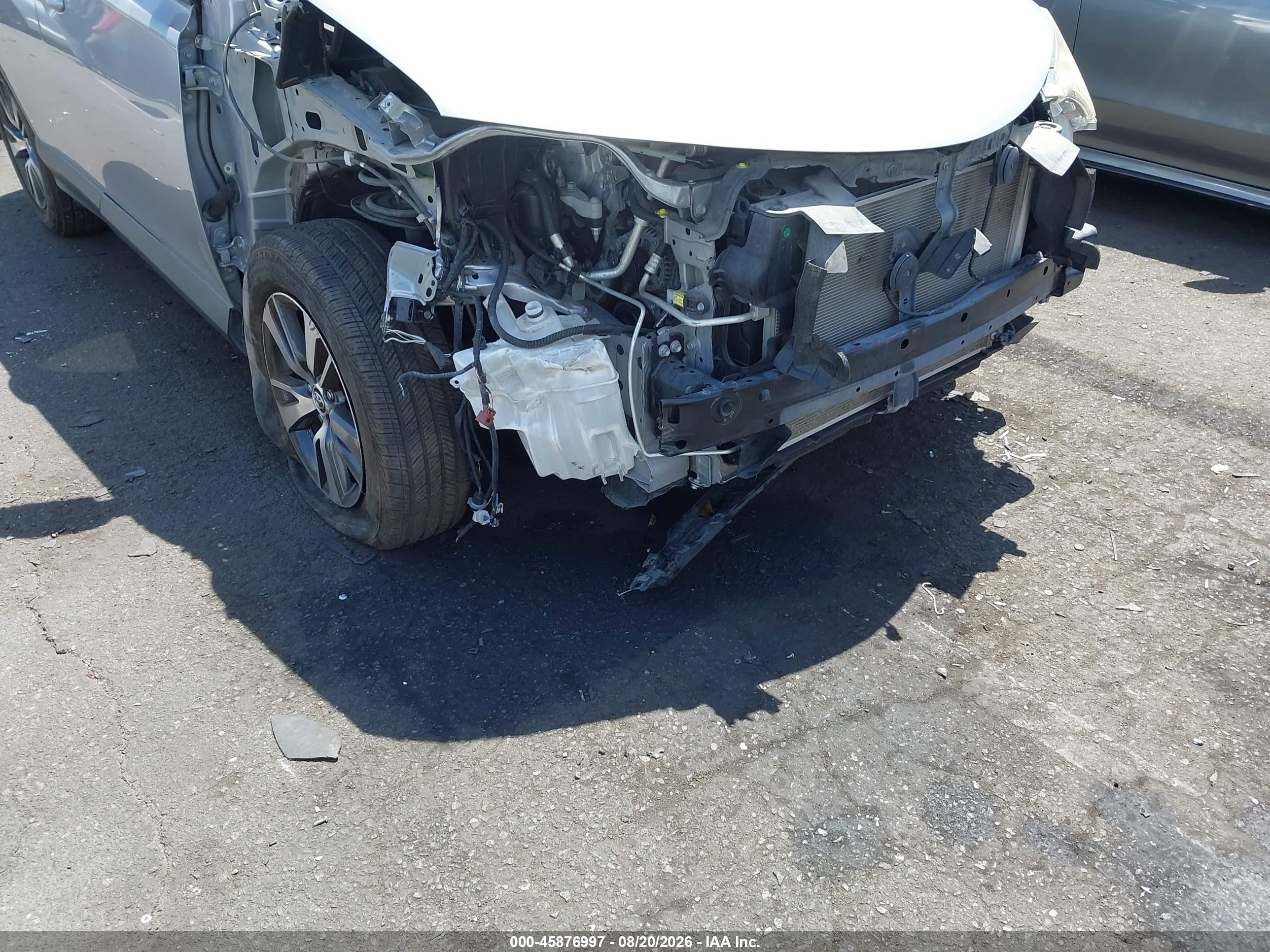 2018 Toyota Rav4 Xle Серебряный vin: JTMWFREV8JD120642